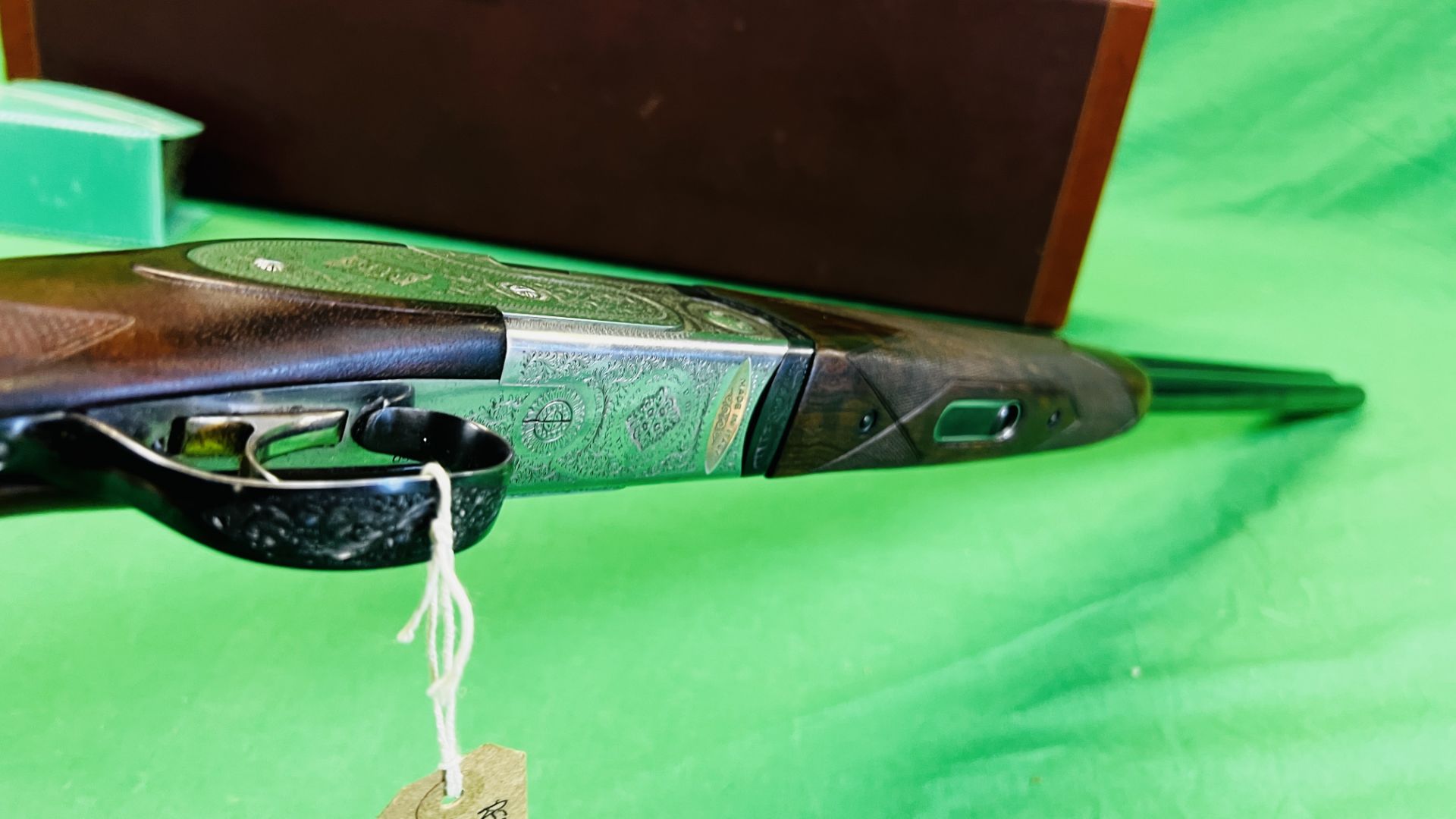 BERETTA 12 BORE OVER AND UNDER SHOTGUN #D48461B, 28" FIXED CHOKE BARRELS, ENGRAVED SIDE PLATE, - Image 18 of 36