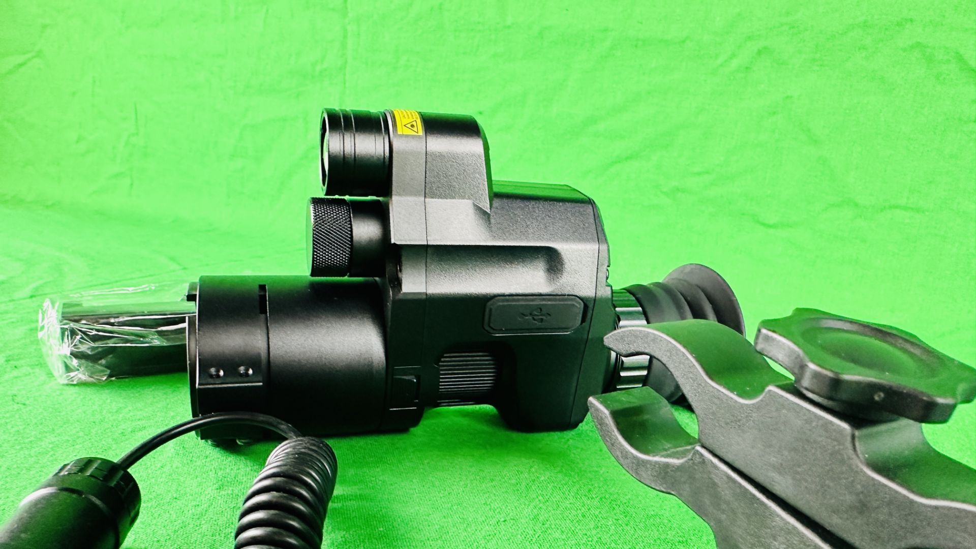 PARD DIGITAL NIGHT VISION SCOPE MODEL NV007V COMPLETE WITH CHARGER PLUS WESLITE RED LIGHT TORCH. - Image 4 of 13