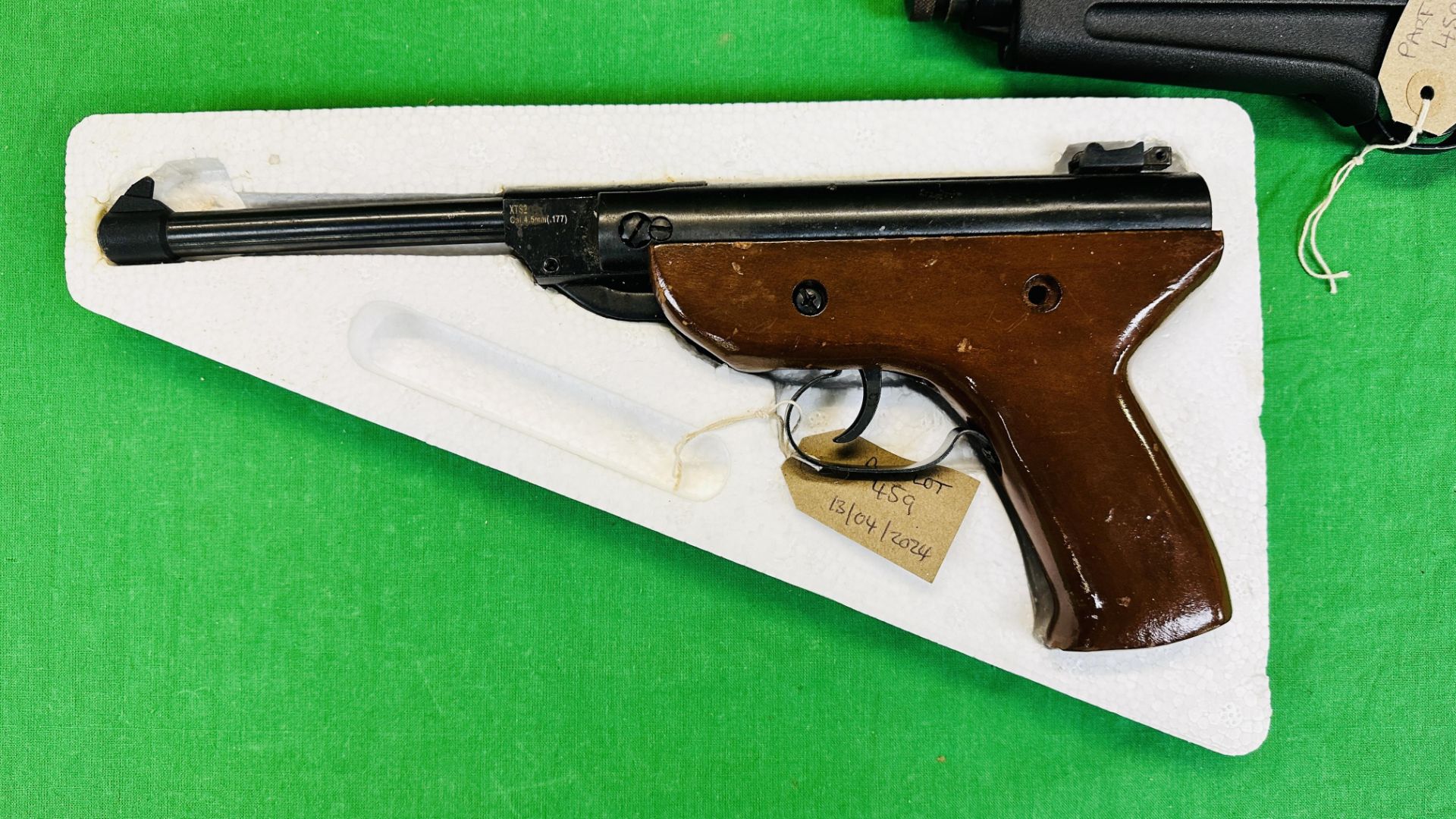 A VINTAGE JELLY .22 CALIBRE BREAK BARREL AIR RIFLE A/F CONDITION ALONG WITH SMK . - Image 10 of 14