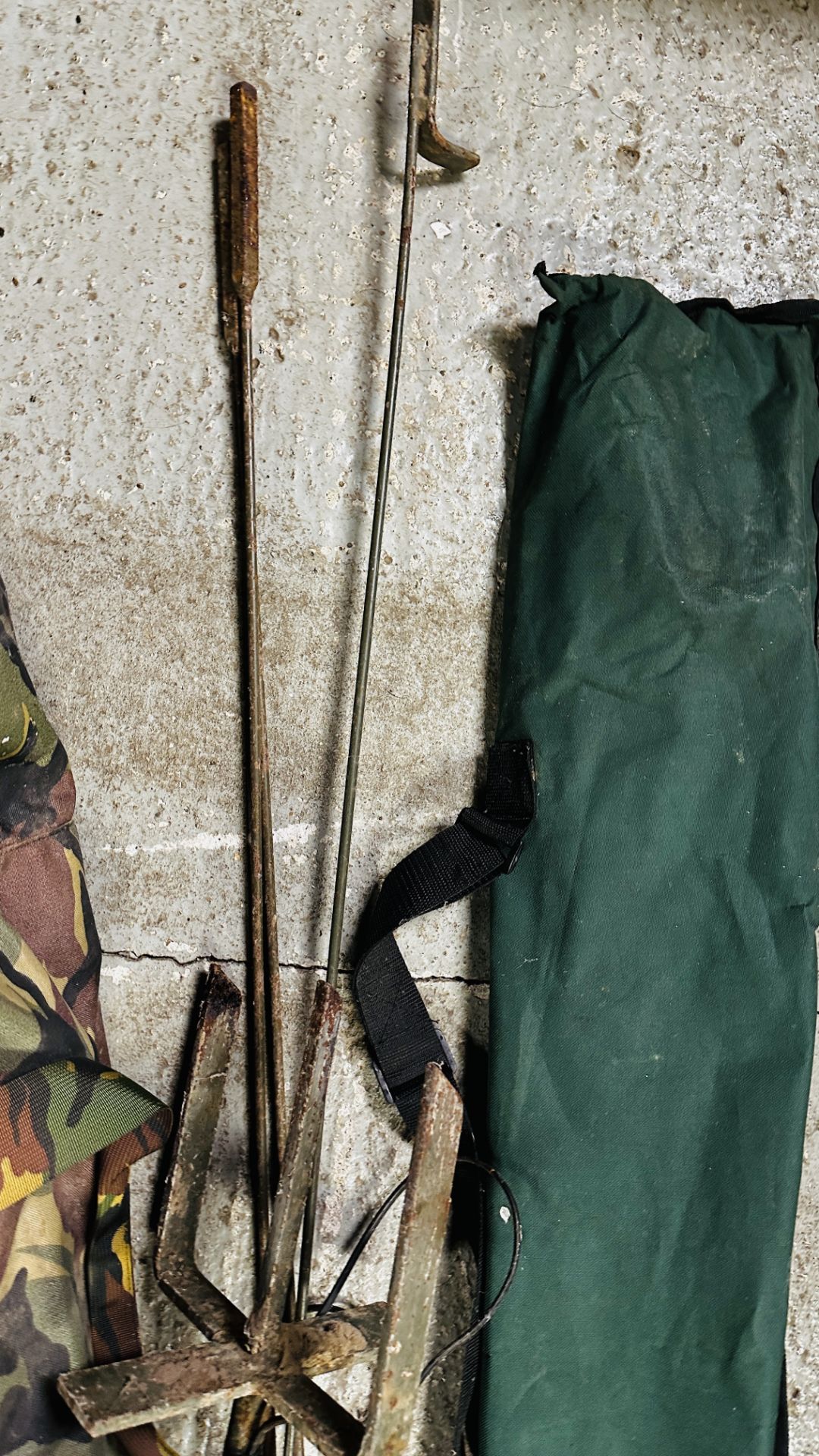 FOUR TELESCOPIC HIDE POLES, CARRY BAG WITH 19 SKEET PIGEON DECOYS , 2 FULL BODY DECOYS, - Image 11 of 12