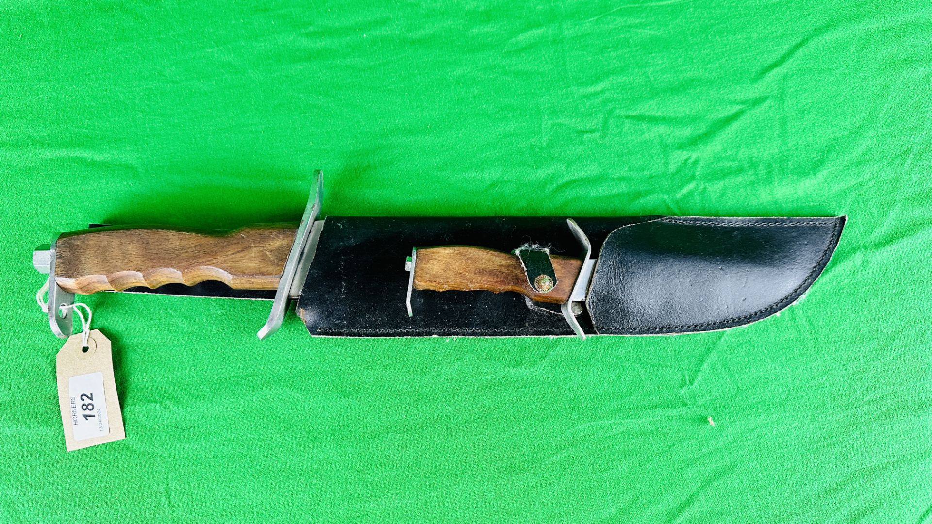 A LARGE HUNTING KNIFE, - Image 8 of 8