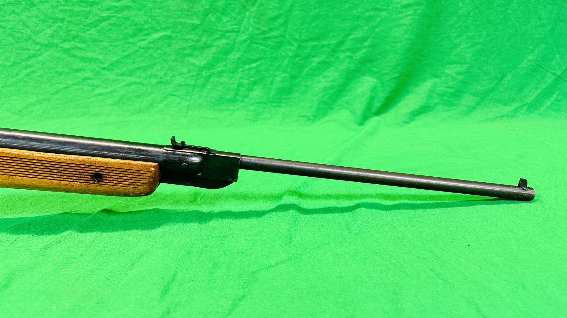 A VINTAGE JELLY .22 CALIBRE BREAK BARREL AIR RIFLE A/F CONDITION ALONG WITH SMK . - Image 5 of 14