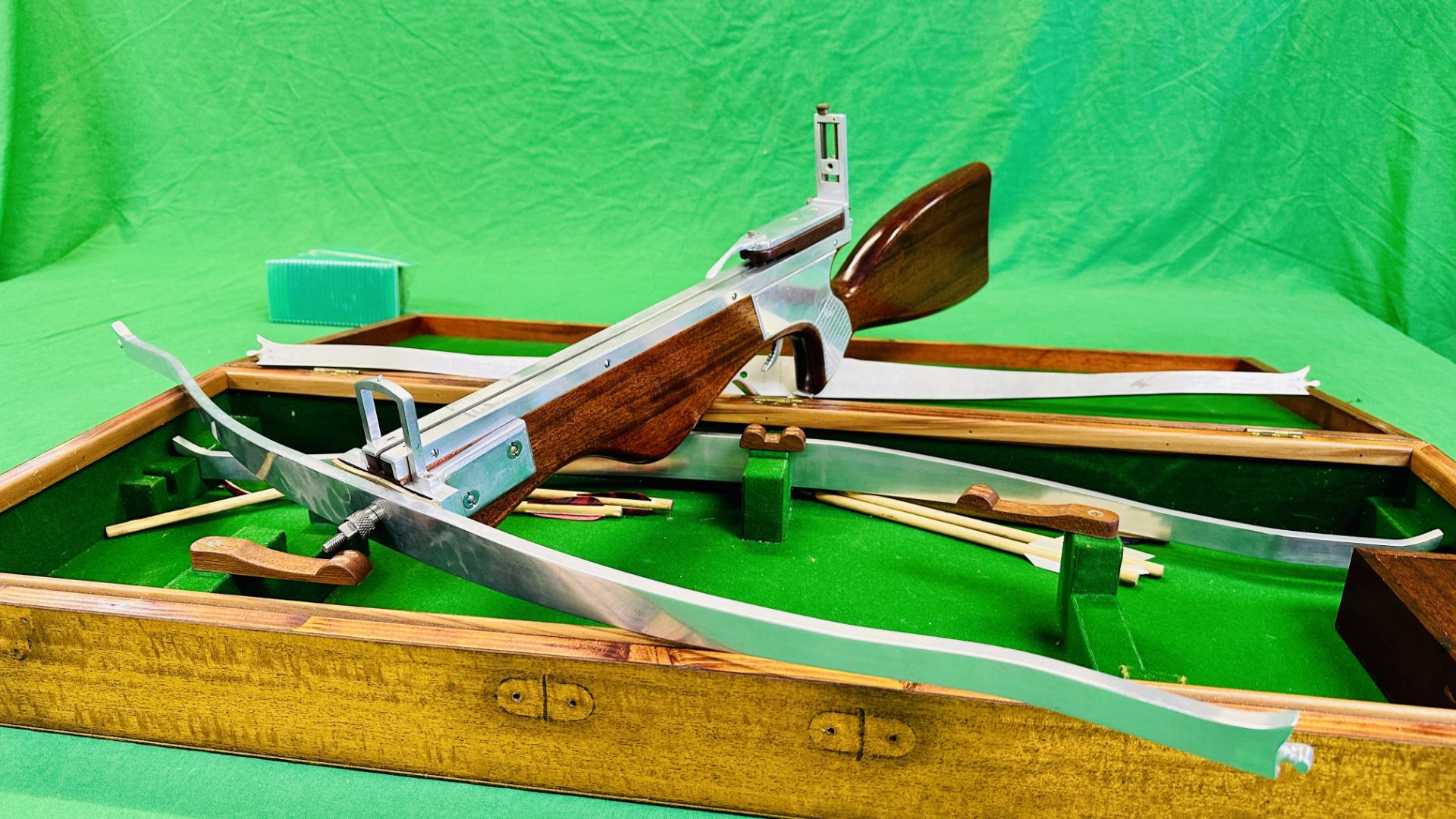 A HANDCRAFTED WOODEN CROSSBOW WITH ALUMINIUM DETAIL IN WOODEN TRANSIT CASE - NO POSTAGE OR PACKING - Image 9 of 14