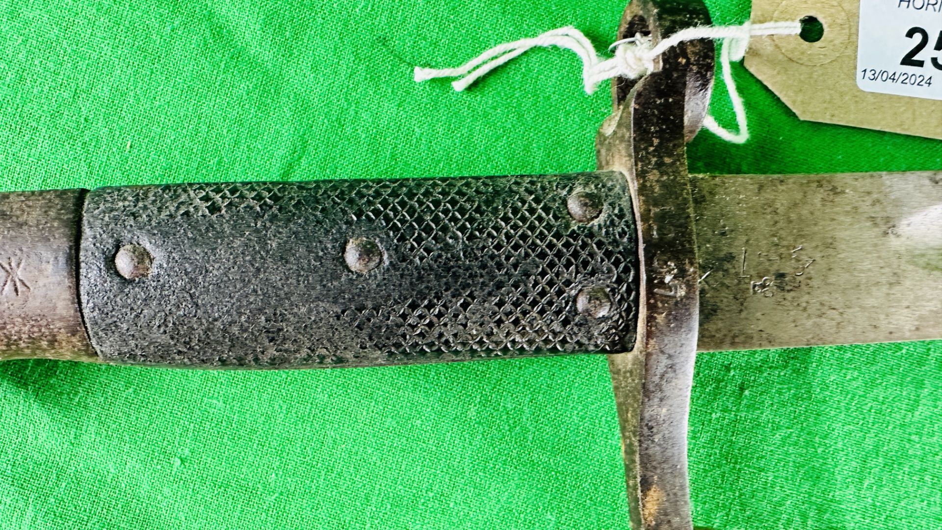 A LATE C19th CONTINENTAL BAYONET STAMPED V.R / S6 C 91 - NO POSTAGE OR PACKING AVAILABLE. - Bild 4 aus 16