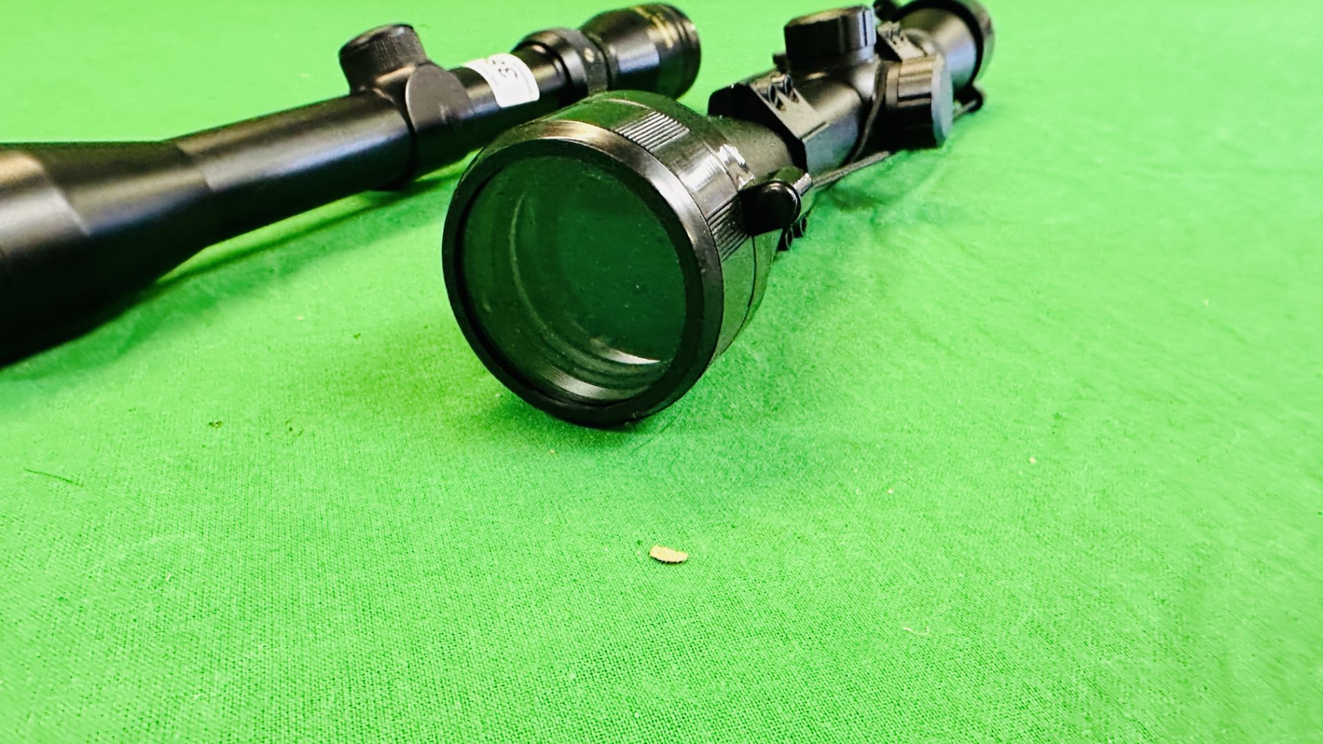 TWO AIR RIFLE SCOPES TO INCLUDE GAMO 3-9X32 AND ANOTHER UNMARKED 4X40 SCOPE. - Image 6 of 8