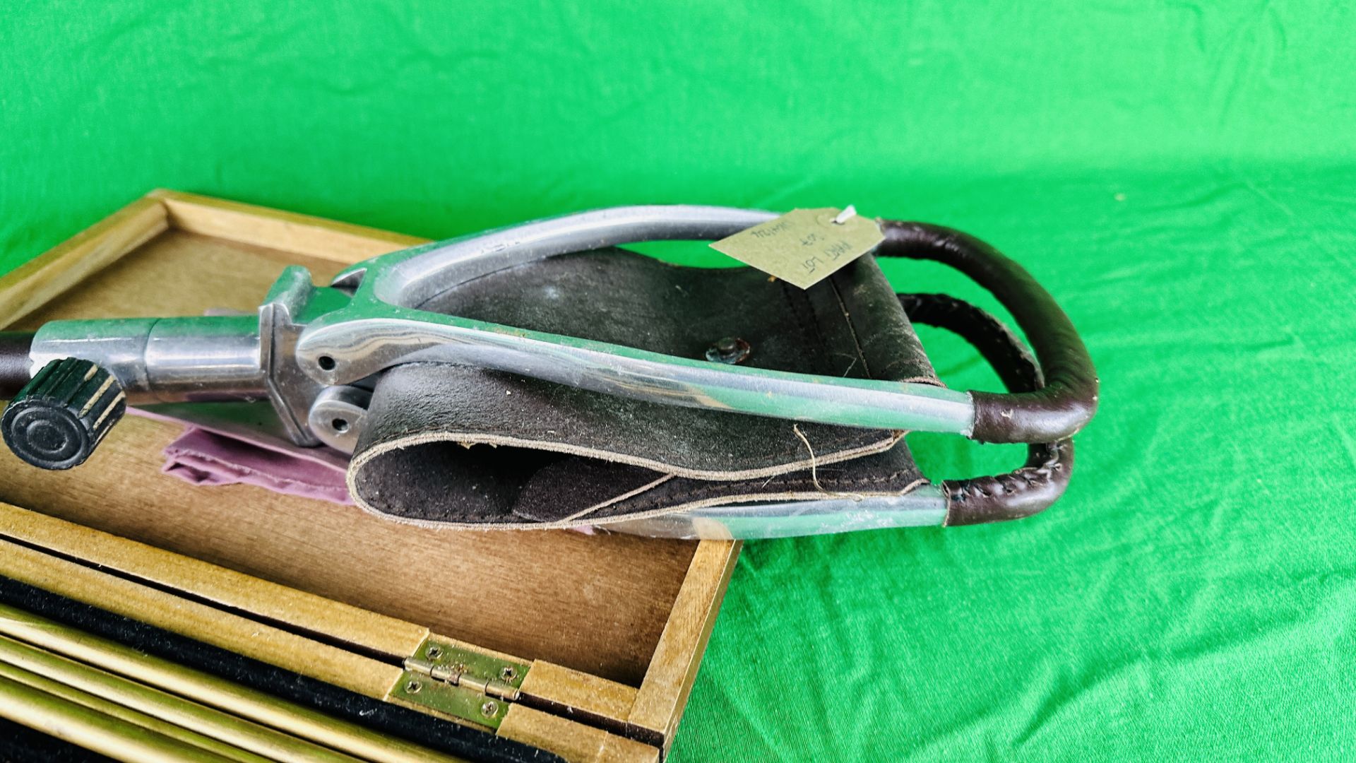 A BOXED RIFLE AND SHOTGUN MULTI BORE CLEANING KIT AND SHOOTING STICK - Image 4 of 6