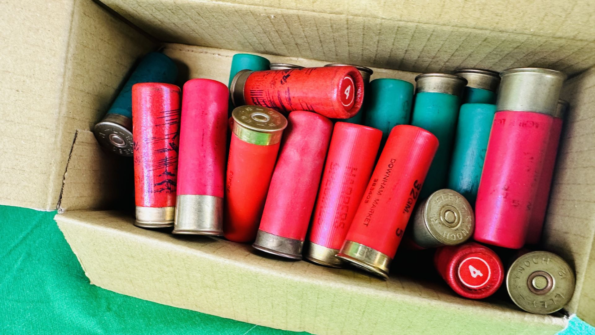 A QUANTITY OF MIXED CARTRIDGES INCLUDING 50X LYVALE 16 GAUGE 28GM 6 SHOT, 25 CSP 20 GAUGE 24GM 7. - Image 2 of 6
