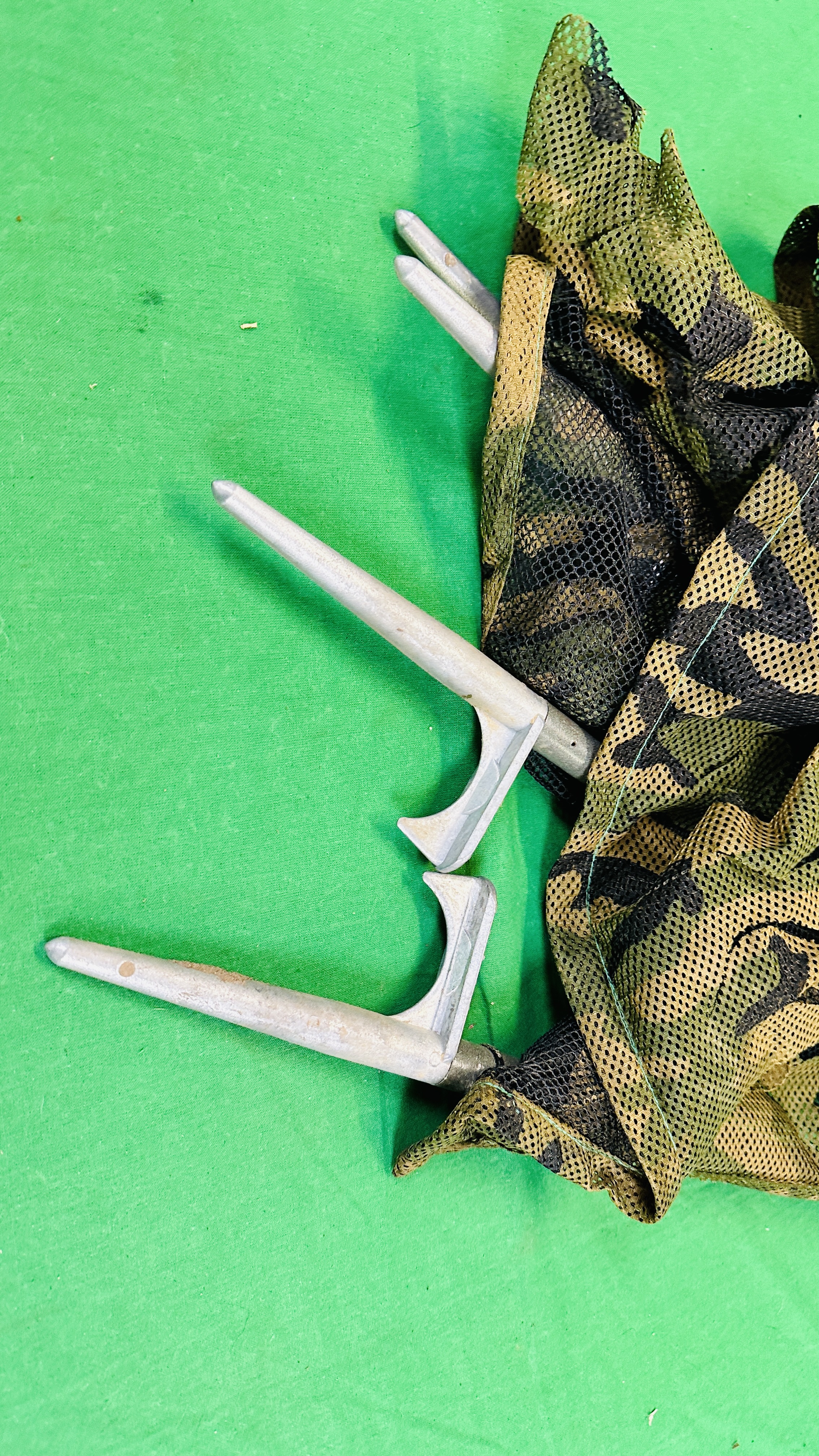 CAMO HIDE NET AND ALUMINIUM POLES. - Image 2 of 6