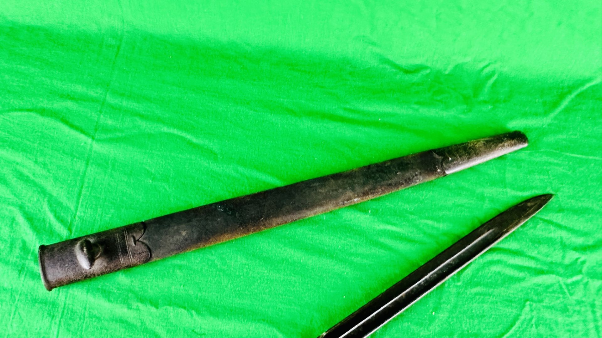 A LATE C19th FRENCH BAYONET WITH SCABBARD STAMPED 1913 4 16 - NO POSTAGE OR PACKING AVAILABLE. - Bild 12 aus 15