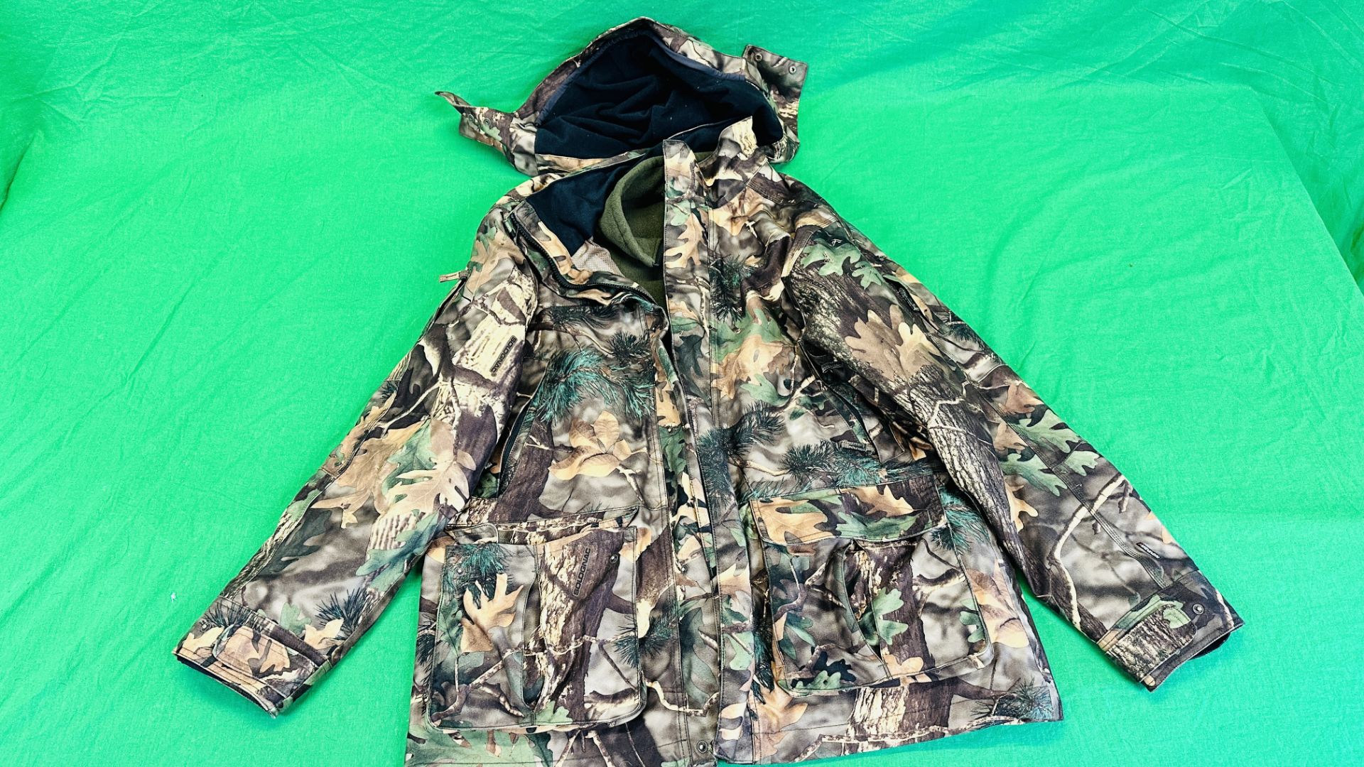 A SOLOGNAC XXL 3 IN 1 CAMOUFLAGE SHOOTING COAT ALONG WITH A PAIR OF MERGER XL CAMOUFLAGE TROUSERS - Bild 10 aus 23