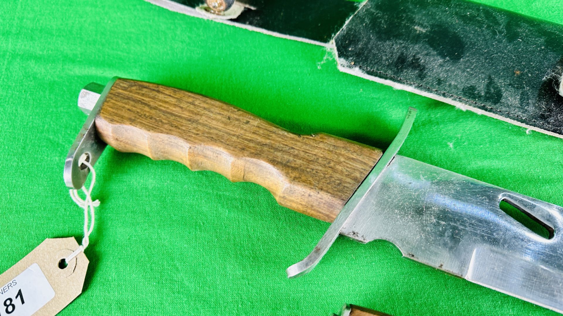 A LARGE HUNTING KNIFE, - Image 3 of 5