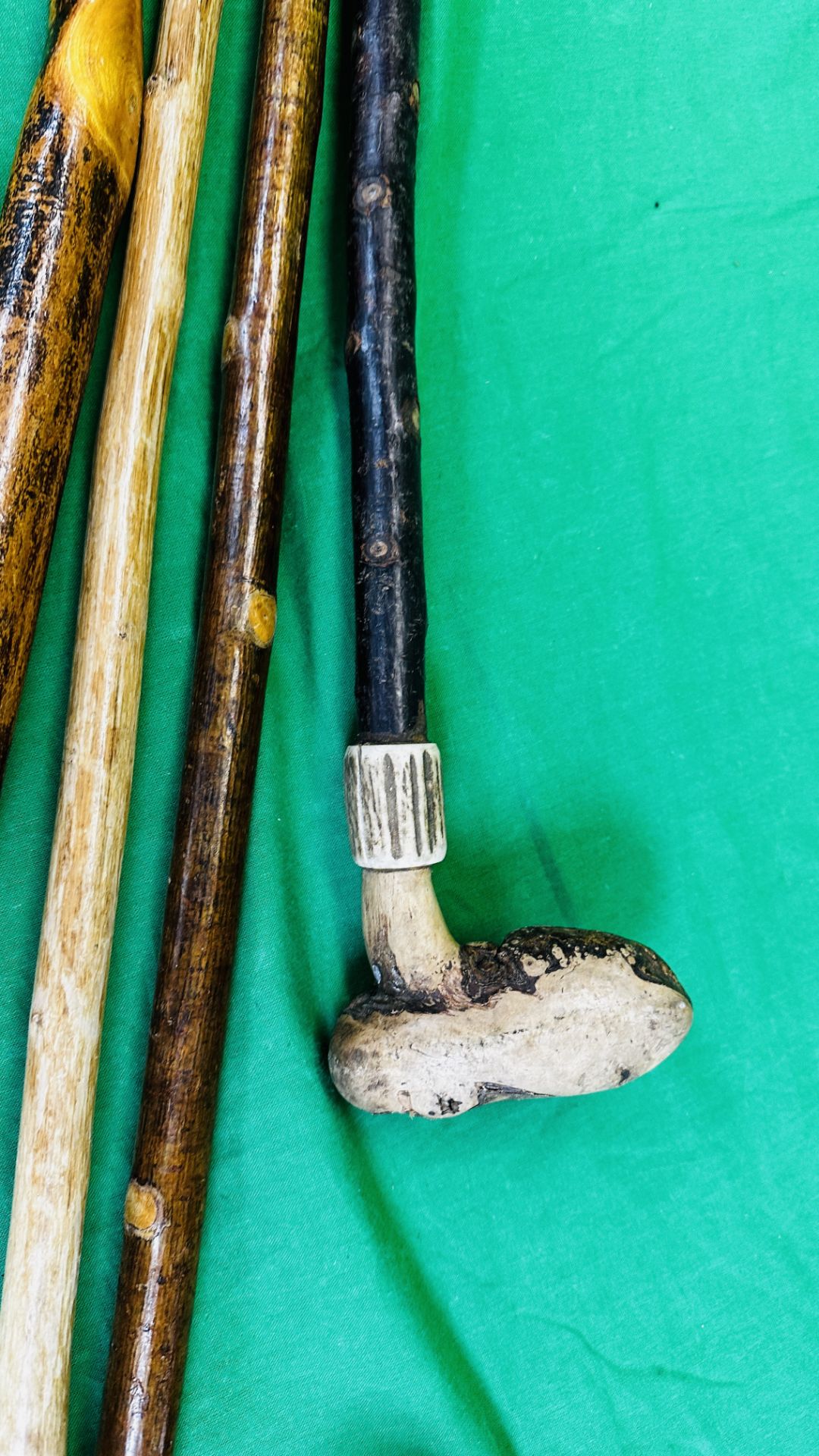 5 WALKING CANES TO INCLUDE VINTAGE SHEPHERDS CROOK EXAMPLE, ONE WITH BIRD HEAD, - Bild 4 aus 6