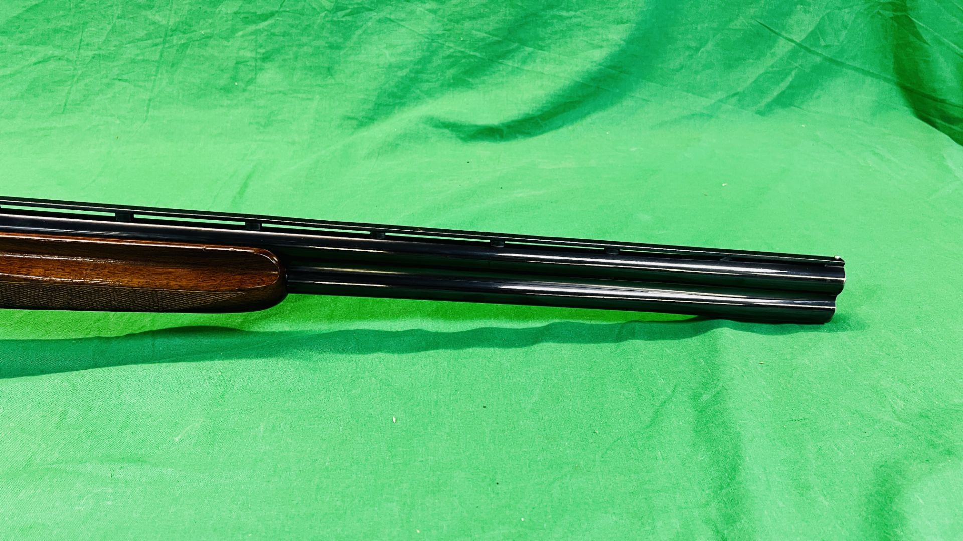 MIROKU 12 BORE OVER AND UNDER SHOTGUN MODEL 3000, #63017PW, 28" MULTI CHOKE BARRELS, - Image 6 of 23