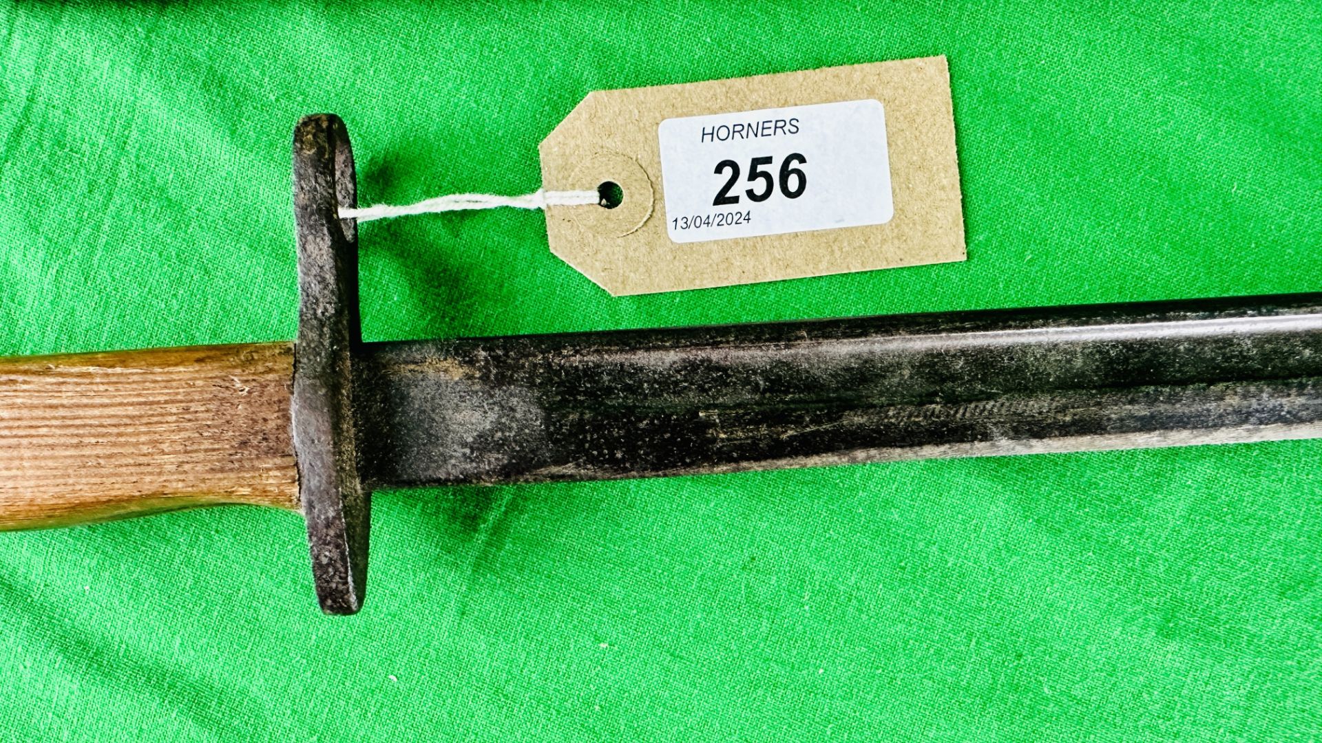 A LATE C19th FRENCH BAYONET WITH SCABBARD STAMPED 1913 4 16 - NO POSTAGE OR PACKING AVAILABLE. - Bild 3 aus 15