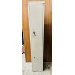A STEEL 3 GUN SECURITY CABINET (KEYS WITH AUCTIONEER).