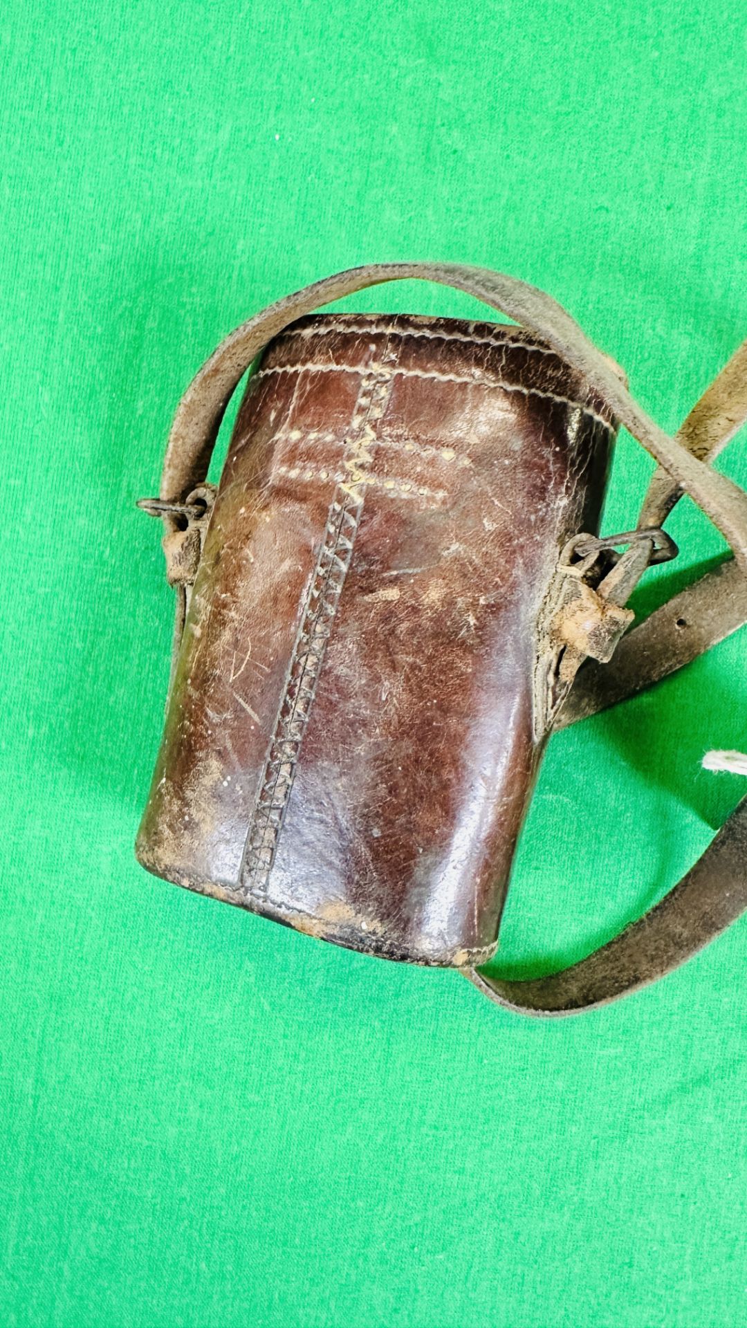 A BOX CONTAINING LEAD MUSKET BALLS AND VINTAGE LEATHER POUCH. - Image 5 of 6