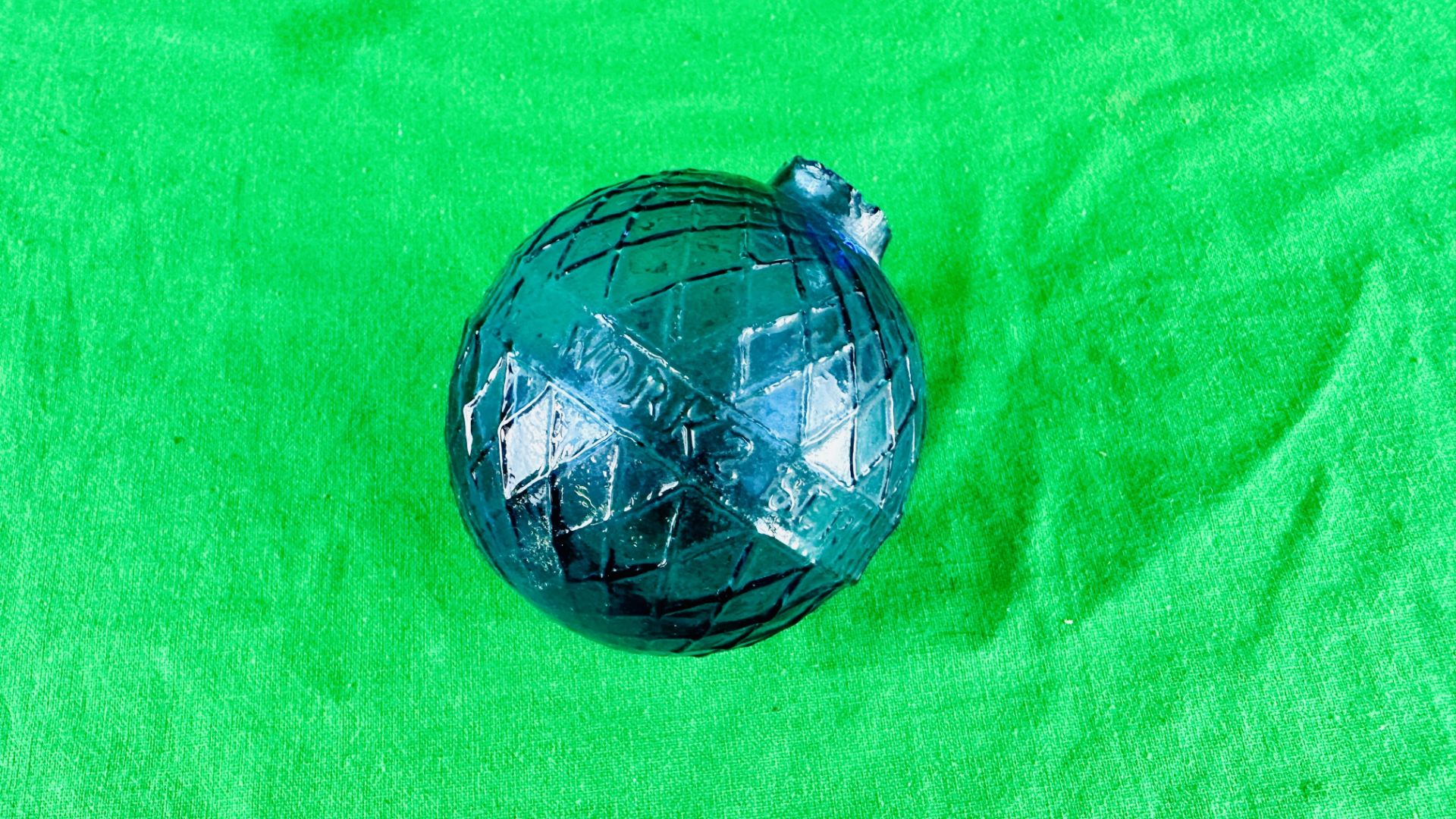 AN ANTIQUE GLASS TARGET BALL - N.B. - Image 2 of 9