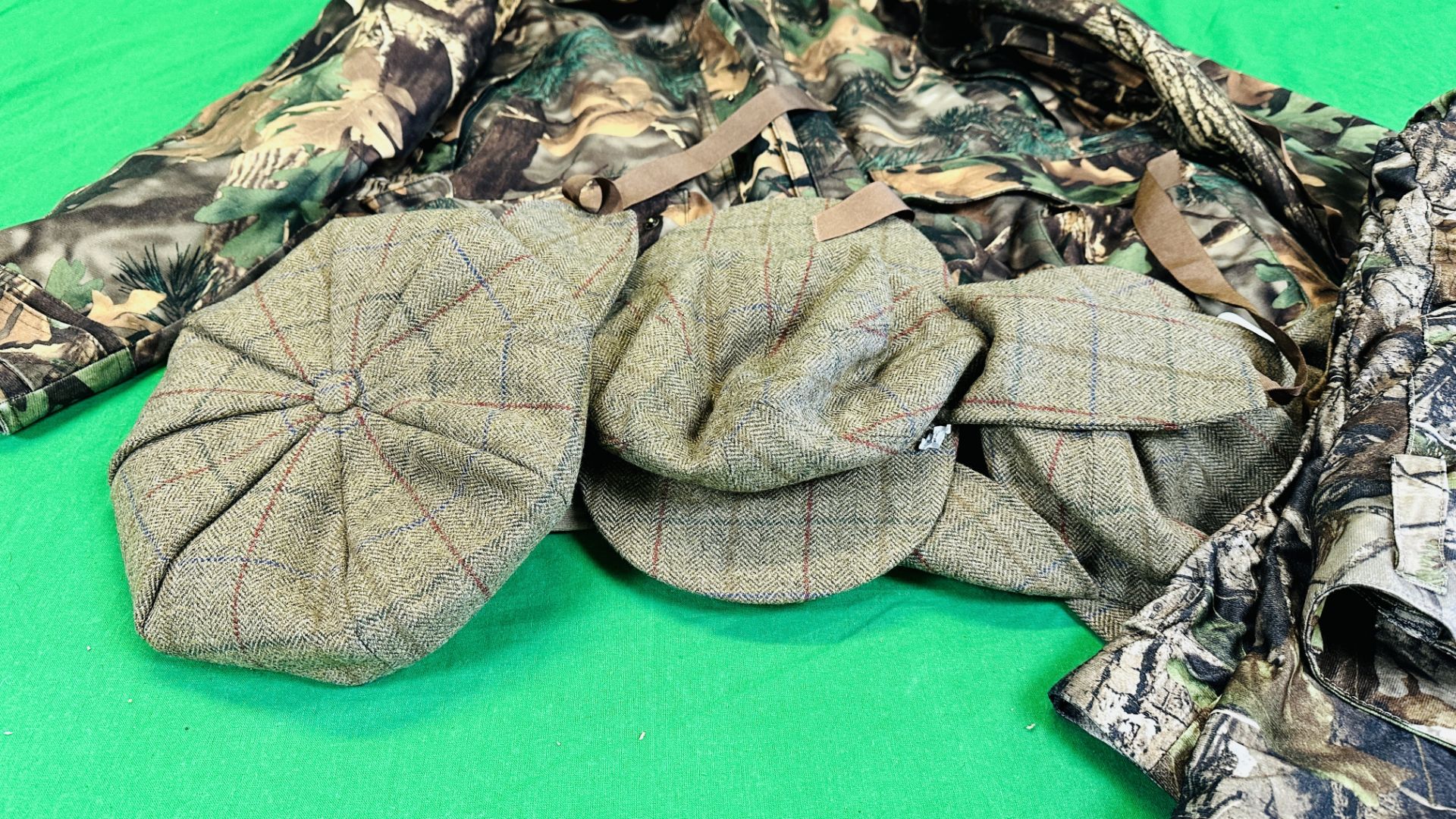 A SOLOGNAC XXL 3 IN 1 CAMOUFLAGE SHOOTING COAT ALONG WITH A PAIR OF MERGER XL CAMOUFLAGE TROUSERS - Bild 2 aus 23