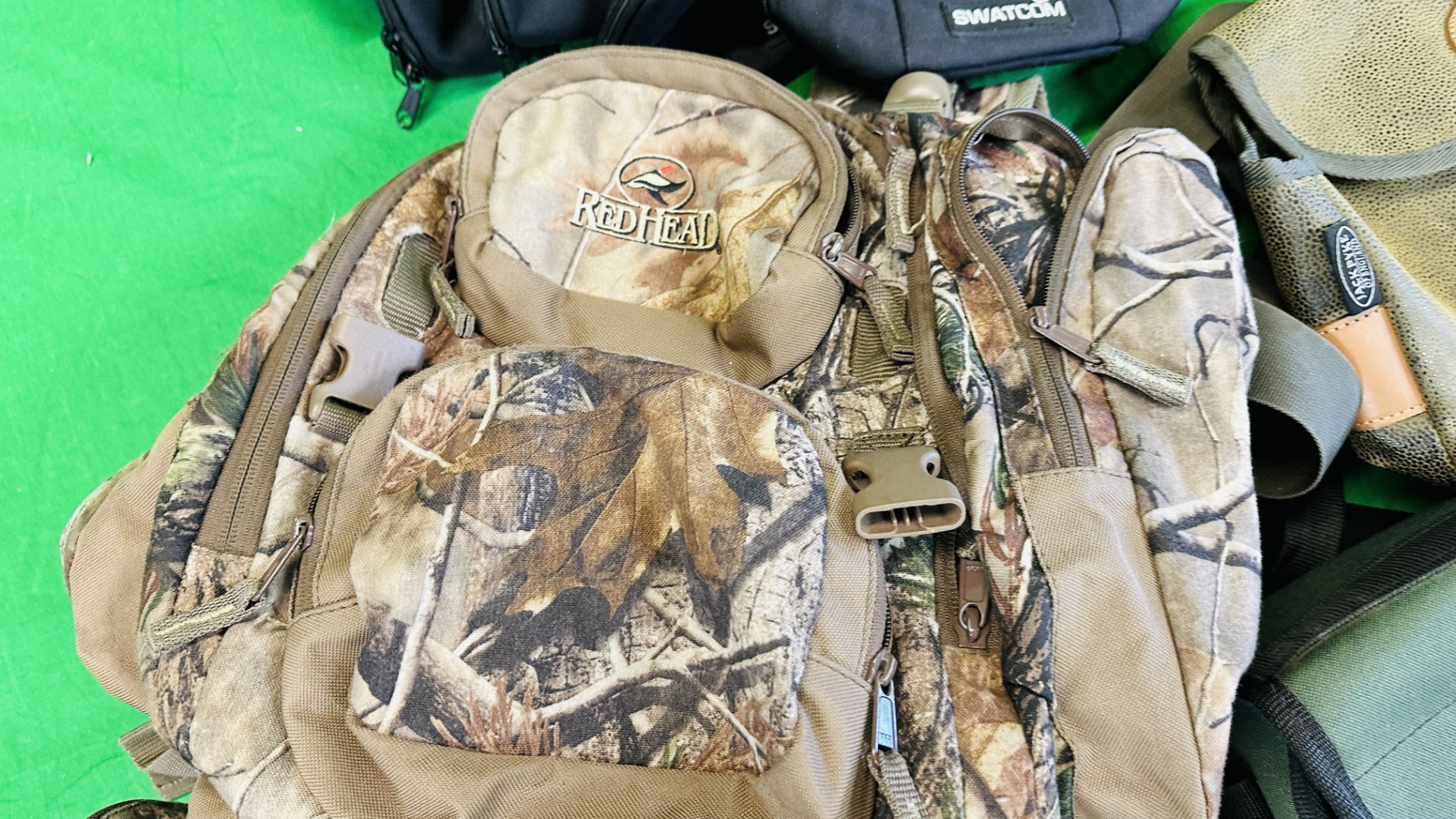 APPROXIMATELY 11 BAGS TO INCLUDE JACK PYKE CARTRIDGE BAG, REDHEAD CAMOUFLAGE BACK PACK, - Image 5 of 12