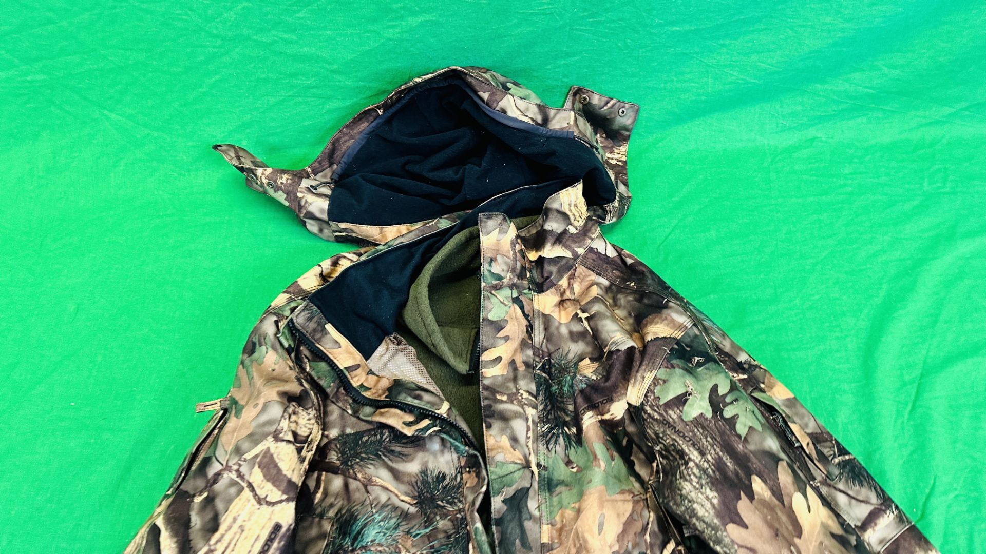 A SOLOGNAC XXL 3 IN 1 CAMOUFLAGE SHOOTING COAT ALONG WITH A PAIR OF MERGER XL CAMOUFLAGE TROUSERS - Image 12 of 23