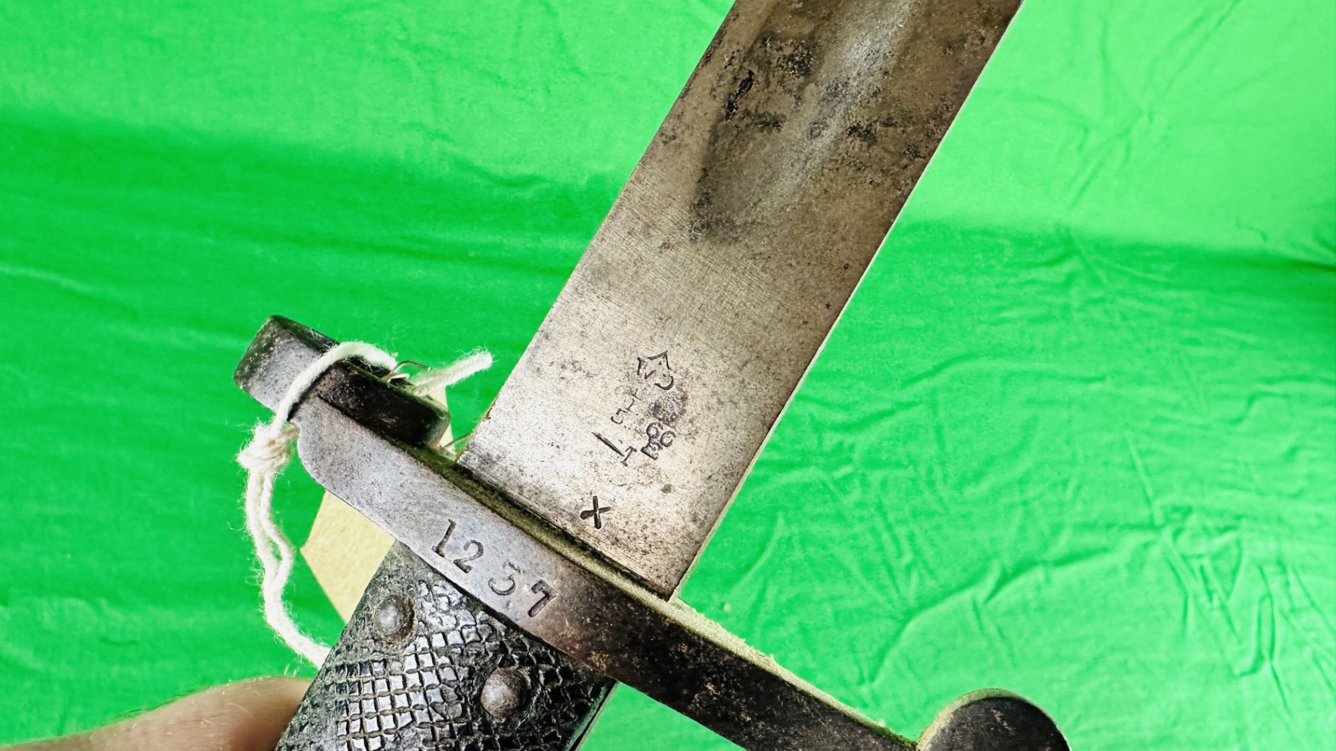 A LATE C19th CONTINENTAL BAYONET STAMPED V.R / S6 C 91 - NO POSTAGE OR PACKING AVAILABLE. - Image 6 of 16
