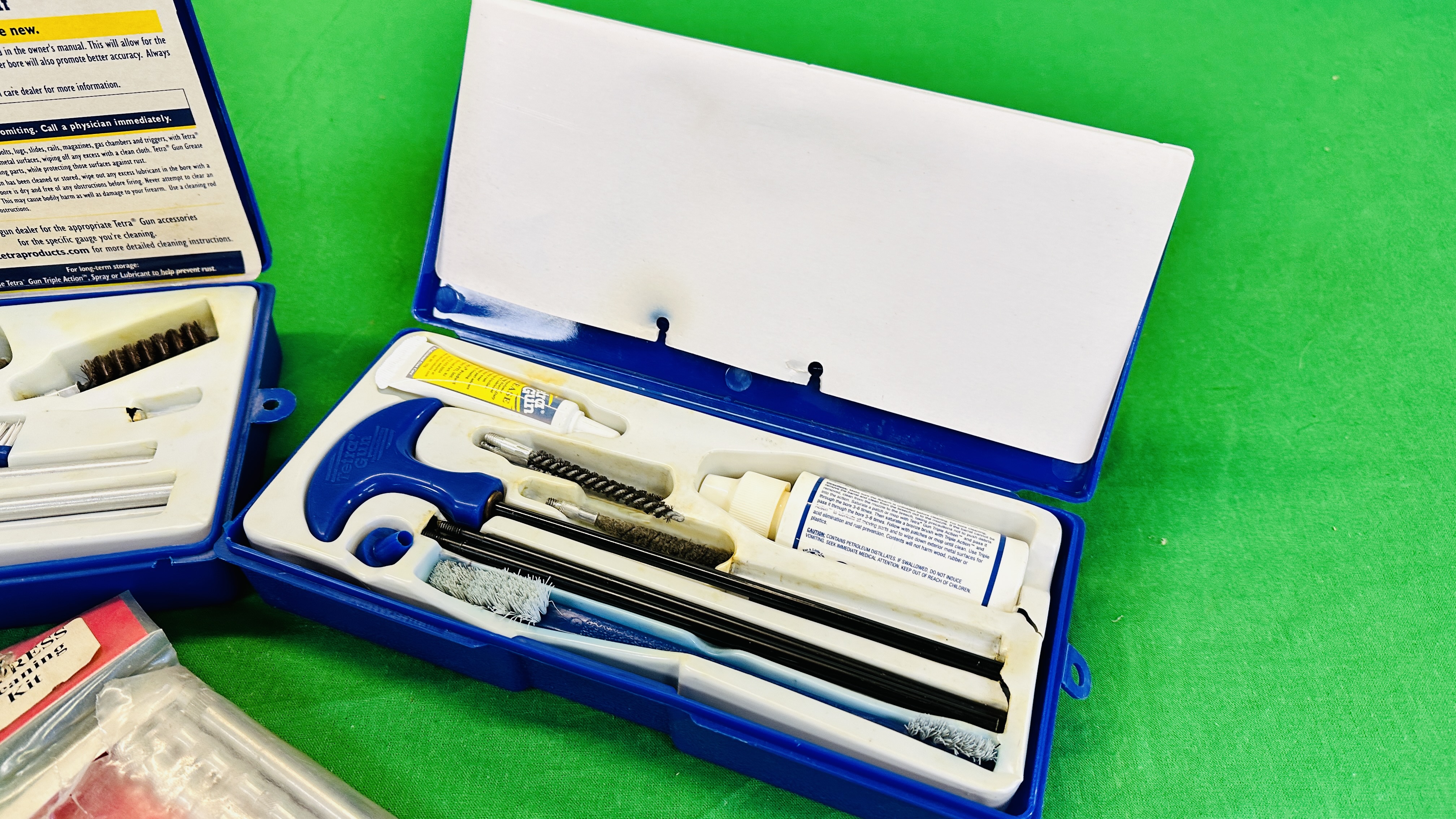 A BOX CONTAINING VARIOUS GUN CLEANING KITS AND EQUIPMENT TO INCLUDE TETRA. - Image 5 of 6