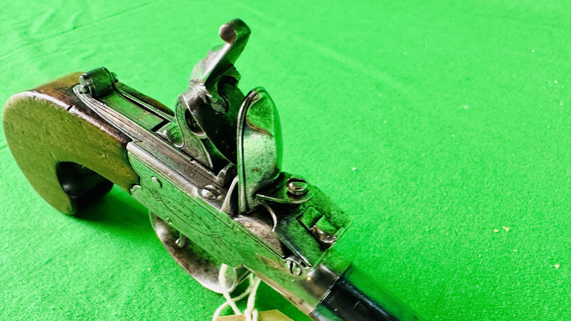 A GOOD QUALITY ENGLISH ANTIQUE SPENCER OF LONDON FLINTLOCK PISTOL WITH DETACHABLE BARREL, - Image 6 of 13