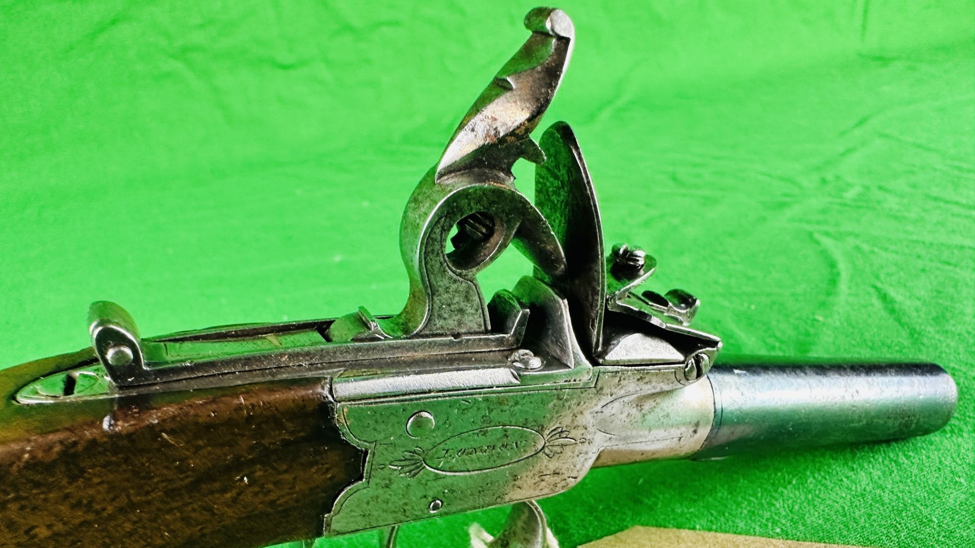 A GOOD QUALITY ENGLISH ANTIQUE SPENCER OF LONDON FLINTLOCK PISTOL WITH DETACHABLE BARREL, - Image 5 of 13