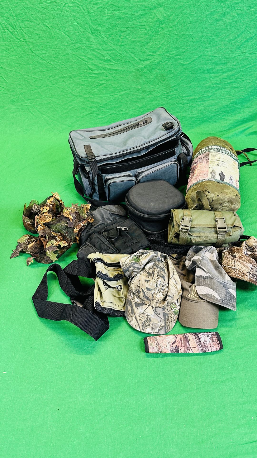 A GROUP OF SHOOTING ACCESSORIES TO INCLUDE 3-D SYNTHETIC CAMOUFLAGE COVER SUIT XL - 2XL,