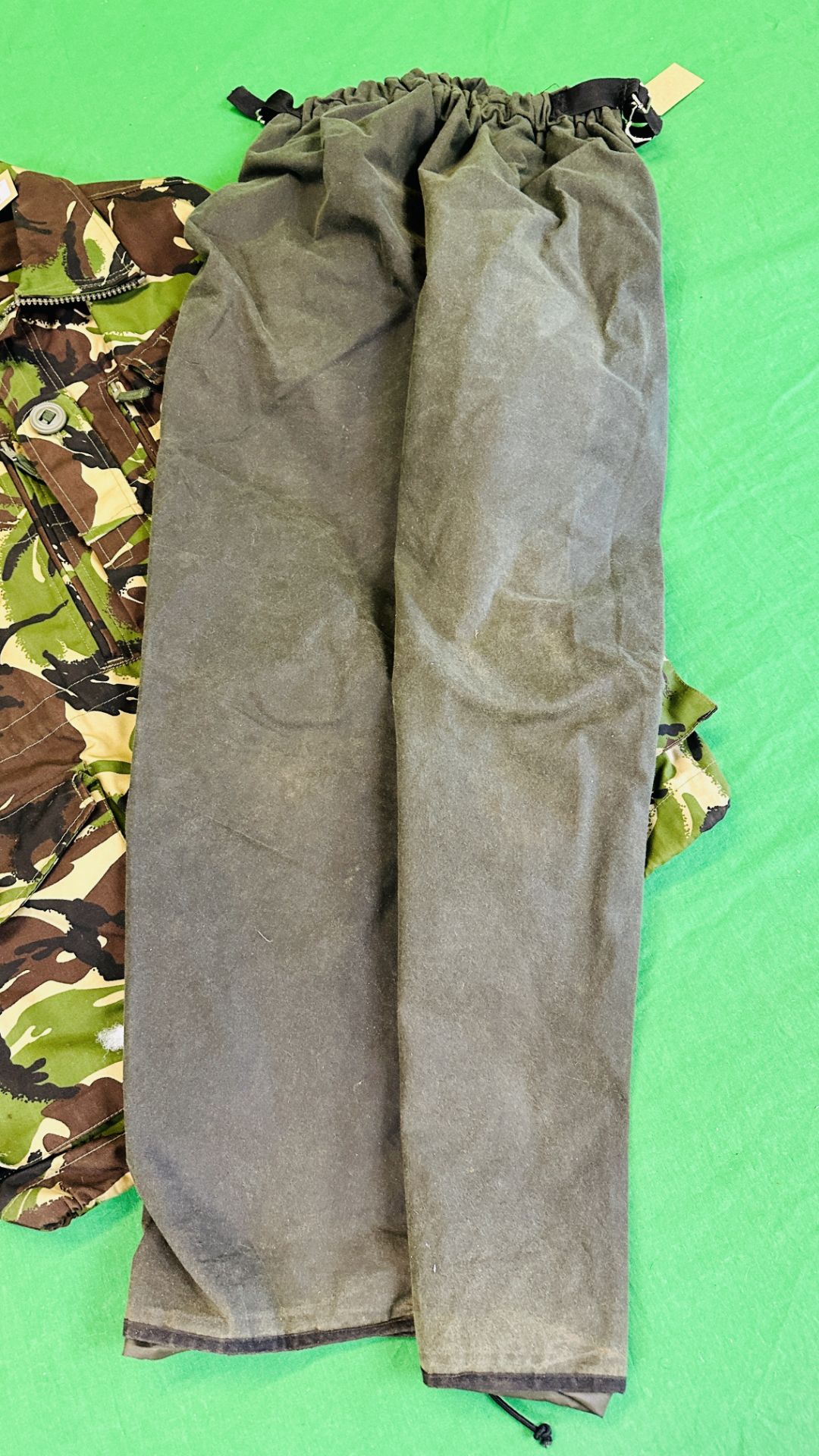 A PAIR OF HOGGS SIZE L WATERPROOF TROUSERS, - Bild 2 aus 6