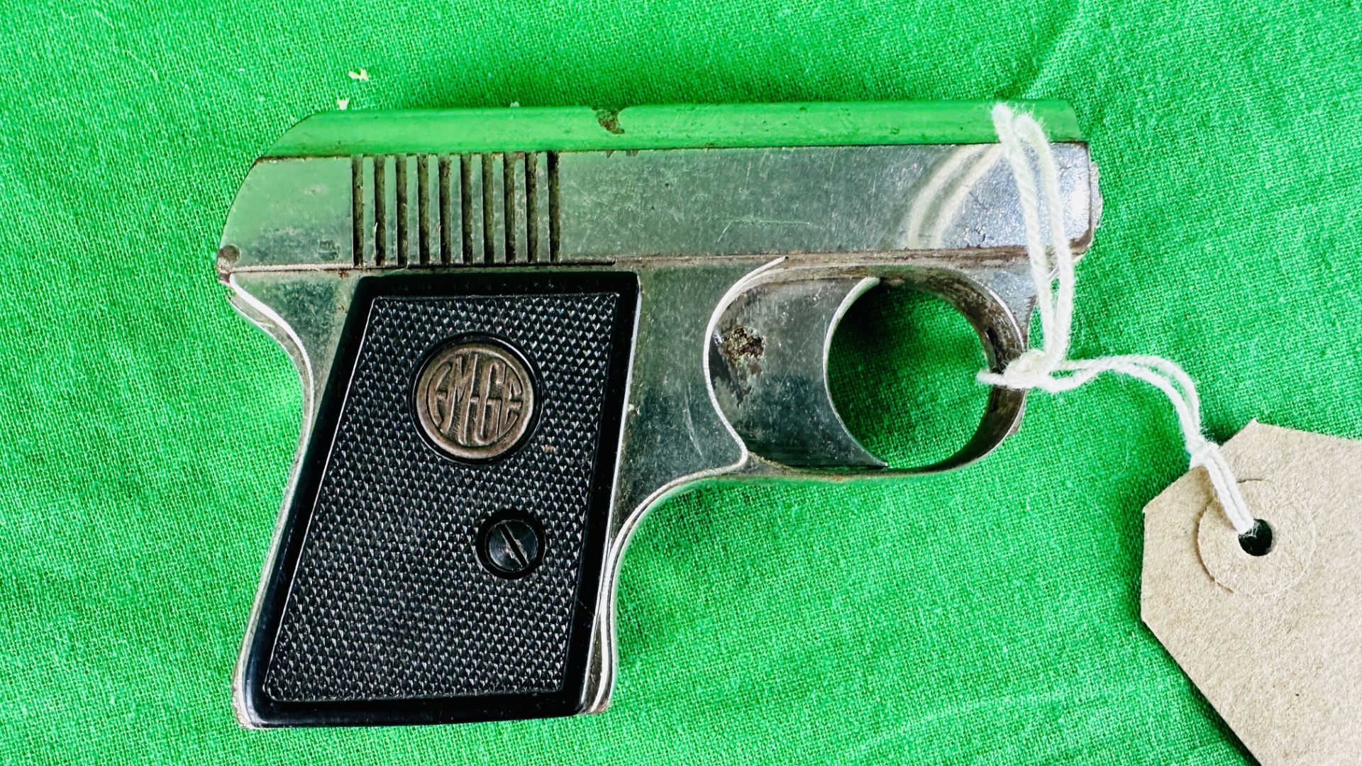 AN EMGE STARTING PISTOL COMPLETE WITH PART TUB OF BLANK CARTRIDGES - (ALL GUNS TO BE INSPECTED AND - Bild 4 aus 6