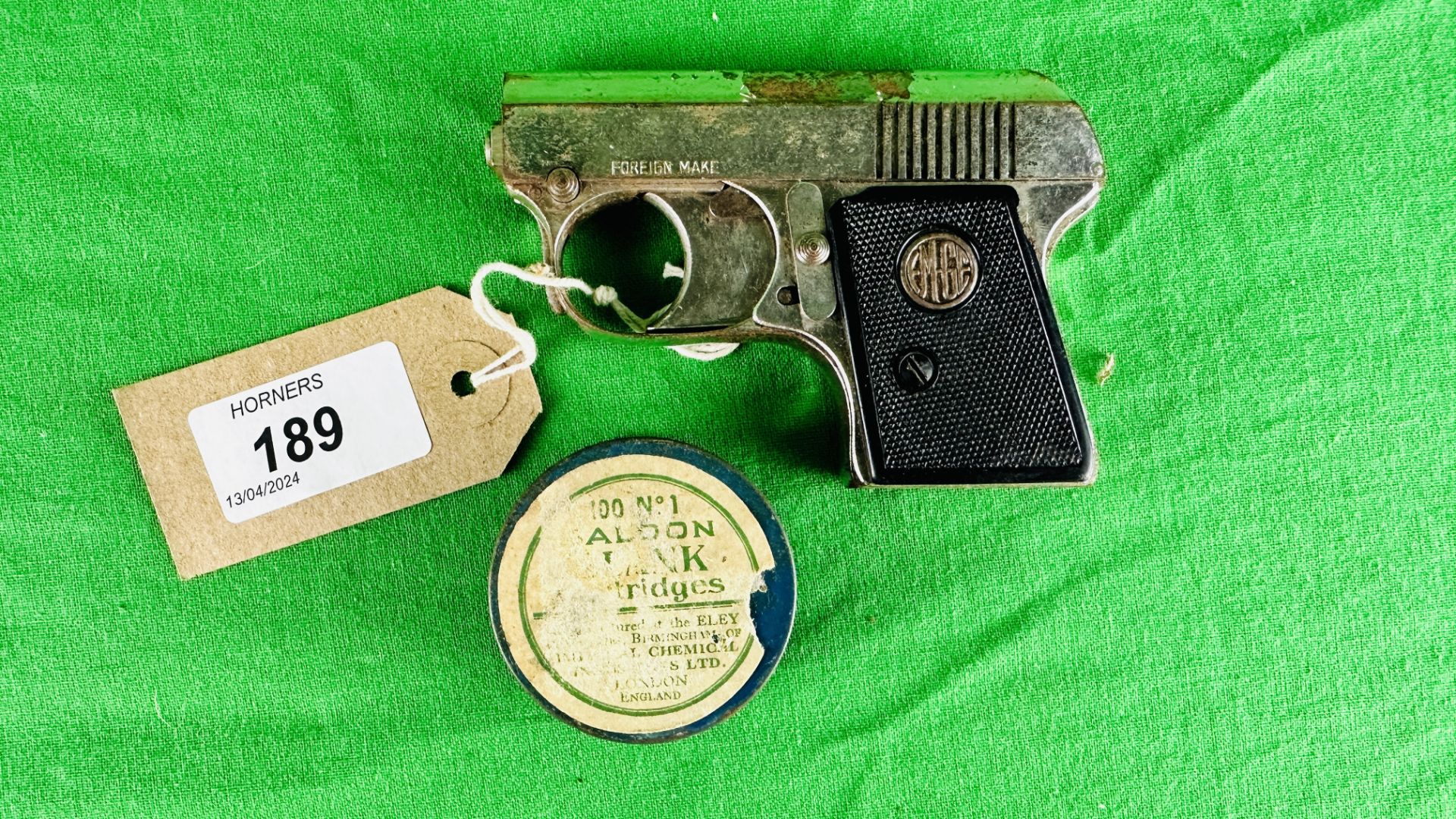 AN EMGE STARTING PISTOL COMPLETE WITH PART TUB OF BLANK CARTRIDGES - (ALL GUNS TO BE INSPECTED AND