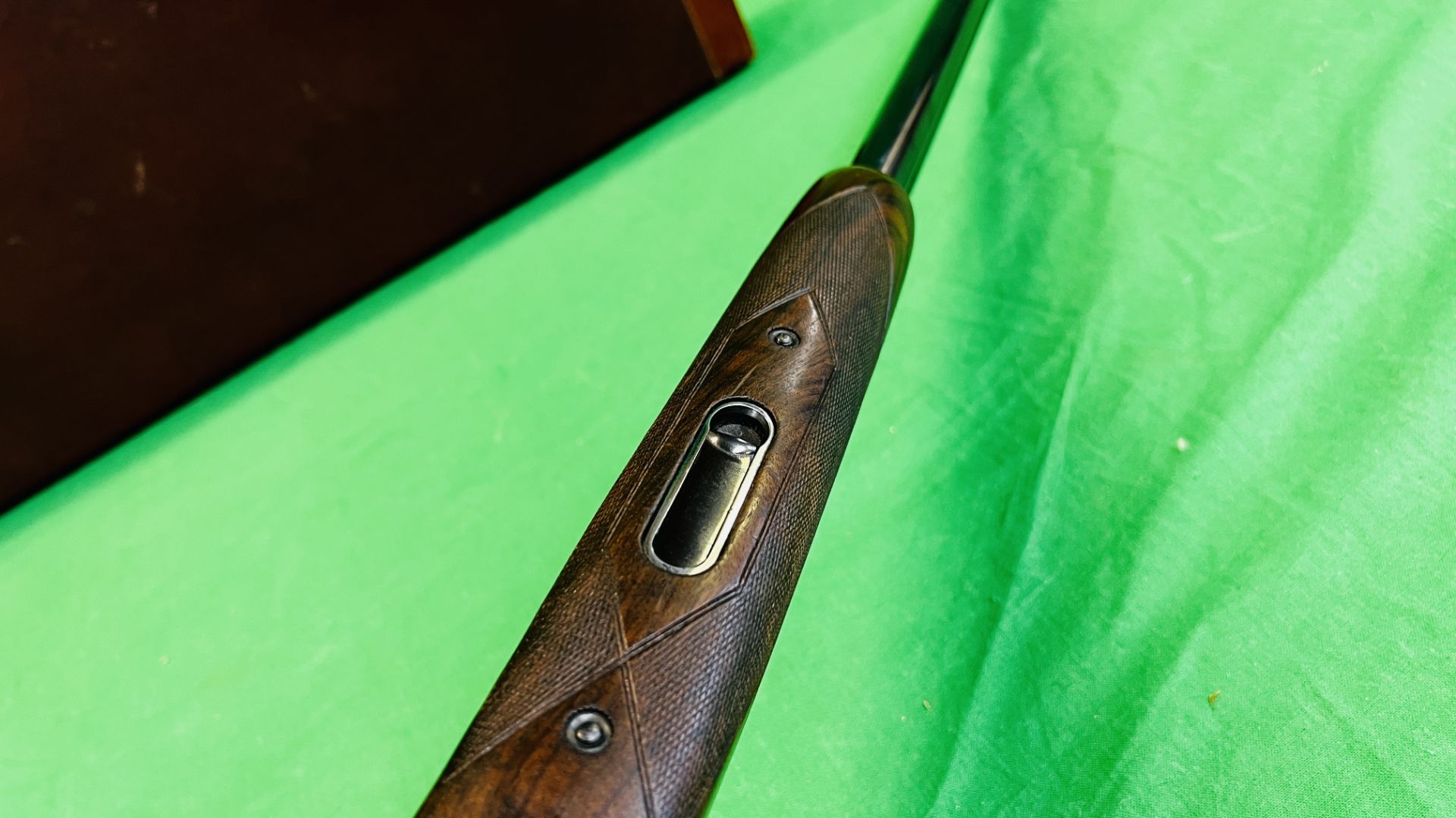 BERETTA 12 BORE OVER AND UNDER SHOTGUN #D48461B, 28" FIXED CHOKE BARRELS, ENGRAVED SIDE PLATE, - Image 21 of 36