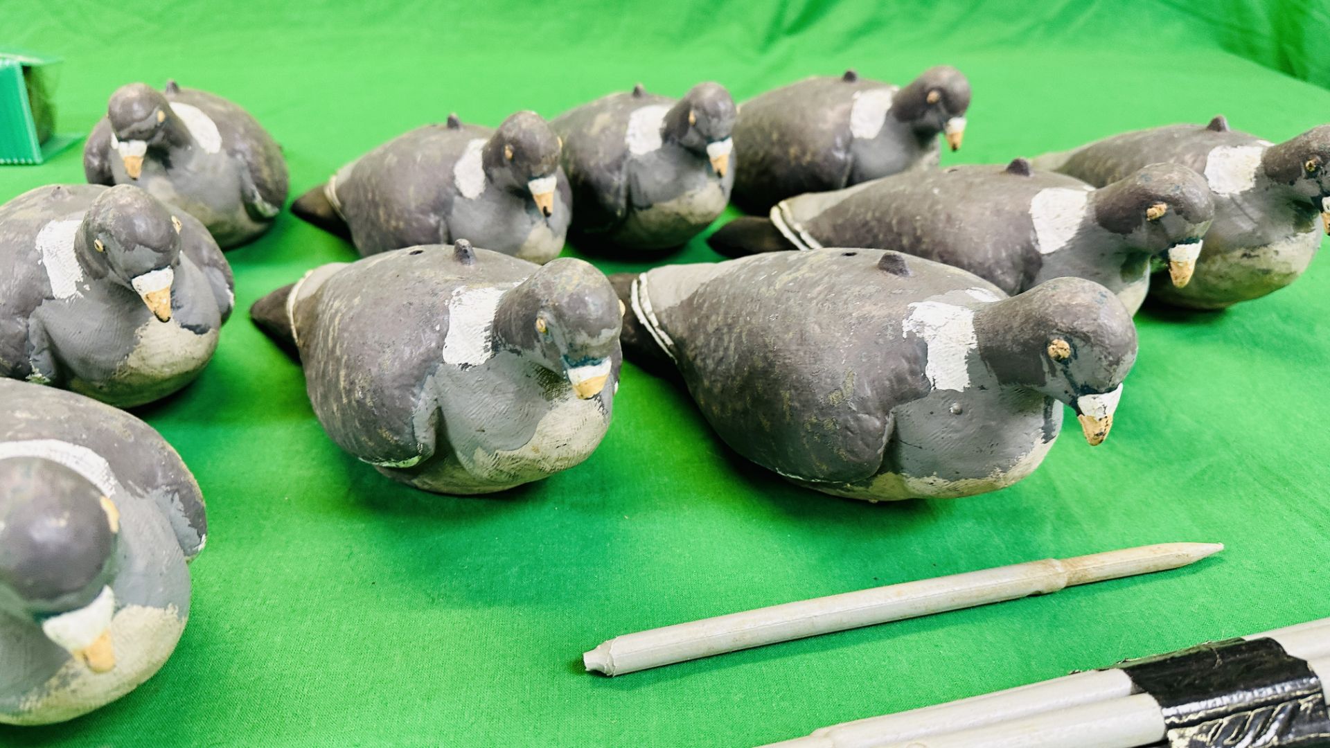 A CAMOUFLAGE HOLD-ALL CONTAINING 10 FLEXI COY PIGEON DECOYS WITH GROUND STAKES. - Bild 3 aus 8