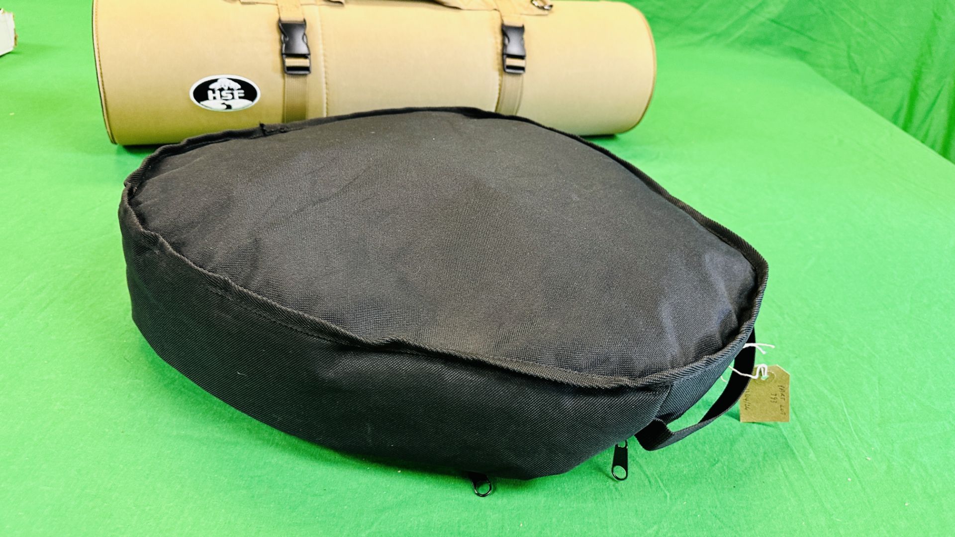 A BLACK CANVAS SHOOTING CUSHION ALONG WITH A GREEN ROLL OUT SHOOTING MAT. - Image 5 of 10