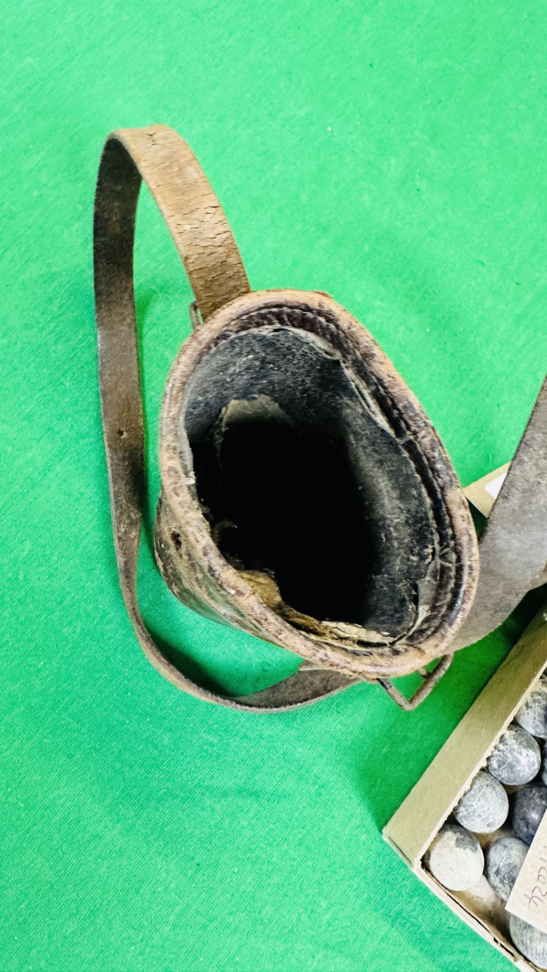 A BOX CONTAINING LEAD MUSKET BALLS AND VINTAGE LEATHER POUCH. - Image 4 of 6