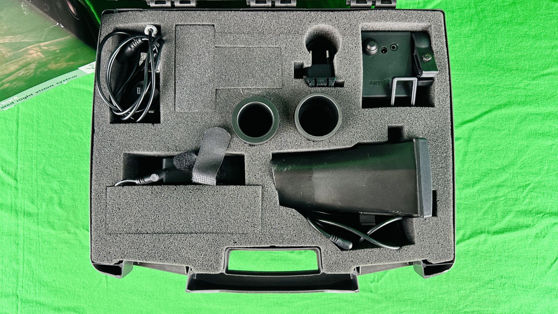 WOLF MEDIUM RANGE STRIKE SCOPE MOUNTED INFRARED NIGHT VISION SYSTEM IN CARRY CASE. - Image 2 of 6