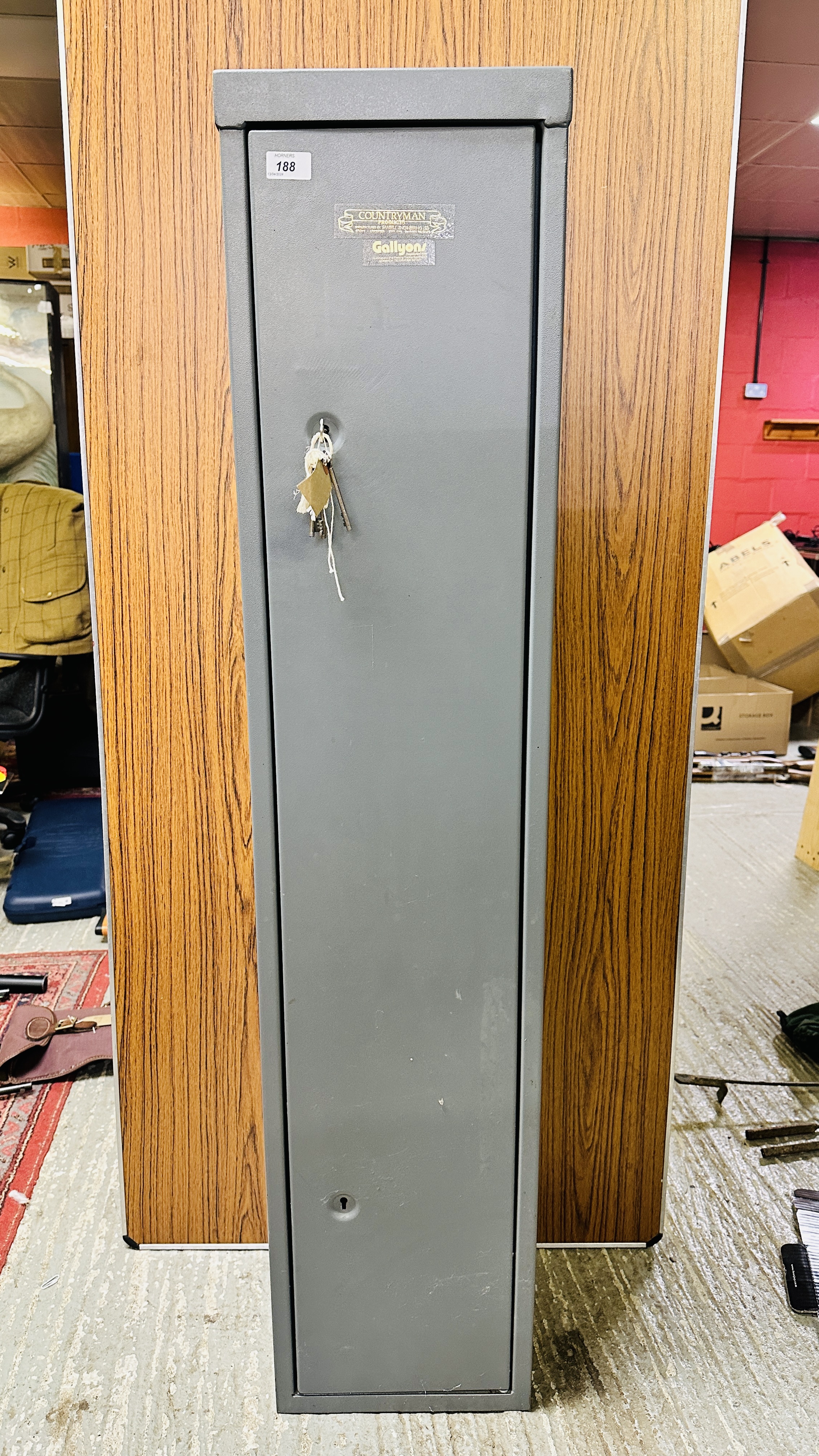 COUNTRYMAN STEEL FOUR GUN CAPACITY GUN SAFE - KEYS WITH AUCTIONEER.