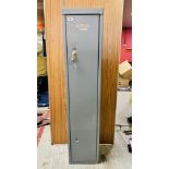 COUNTRYMAN STEEL FOUR GUN CAPACITY GUN SAFE - KEYS WITH AUCTIONEER.