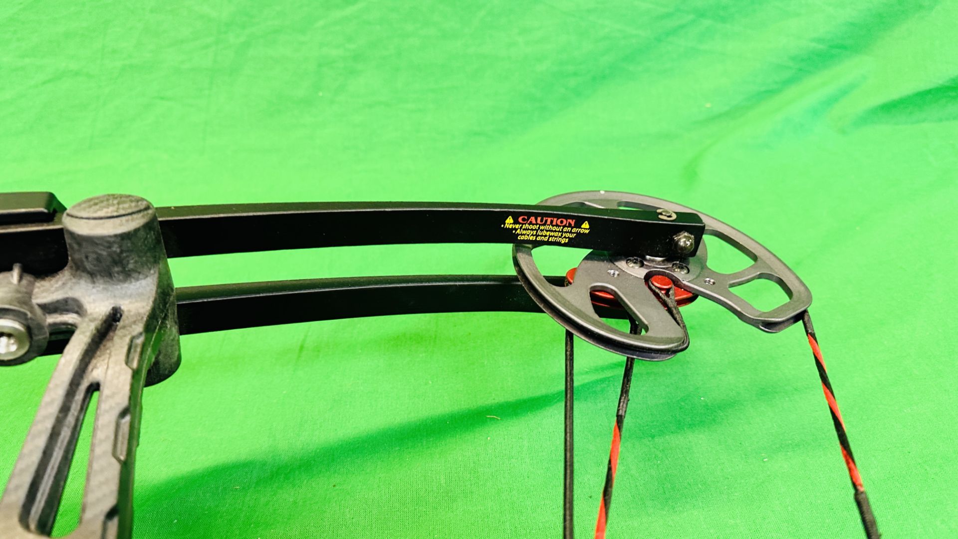 BARNETT "VENGANCE" COMPOUND CROSSBOW COMPLETE WITH THREE CARBON FIBRE CROSSBOW BOLTS, QUIVER, - Bild 10 aus 35