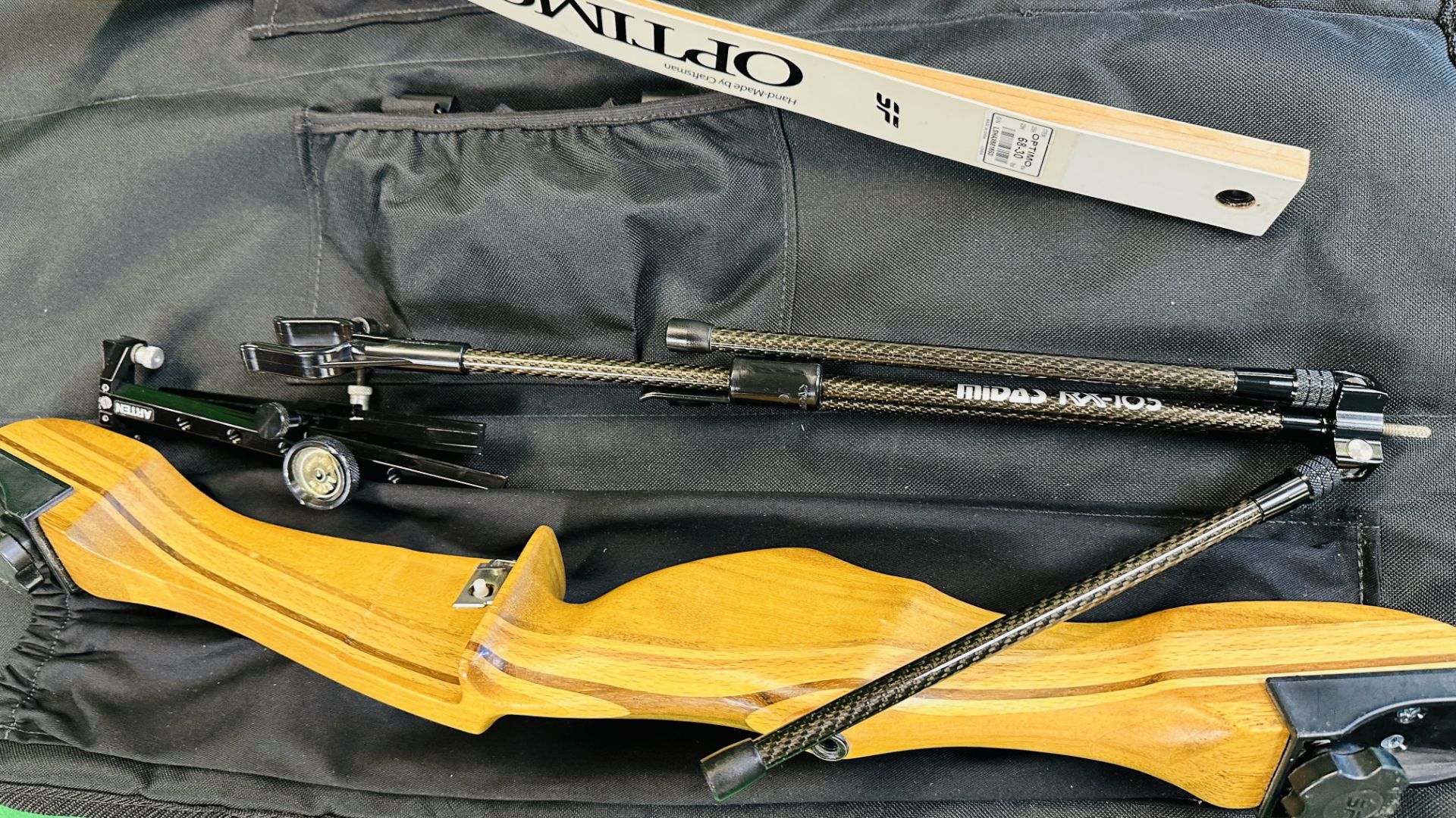 A COLLECTION OF ARCHERY EQUIPMENT TO INCLUDE SEBASTIEN FLUTE 68" BOW 30LB WITH ACCESSORIES, - Image 14 of 17