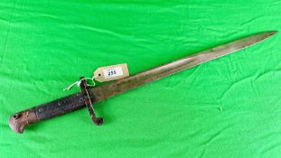 A LATE C19th CONTINENTAL BAYONET STAMPED V.R / S6 C 91 - NO POSTAGE OR PACKING AVAILABLE.