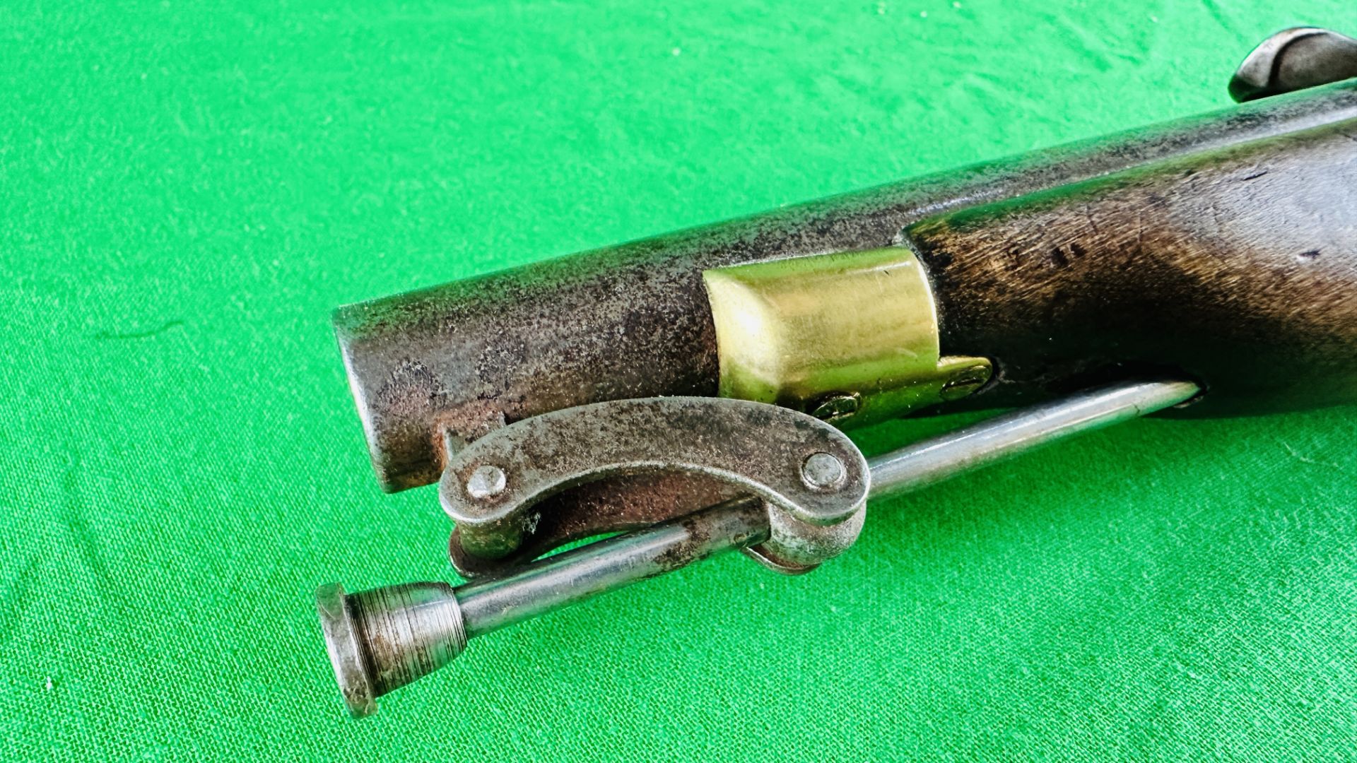 ANTIQUE CIRCA 1800 BRITISH MILITARY TOWER GR FLINTLOCK MUZZLE LOADING PISTOL, - Image 11 of 18