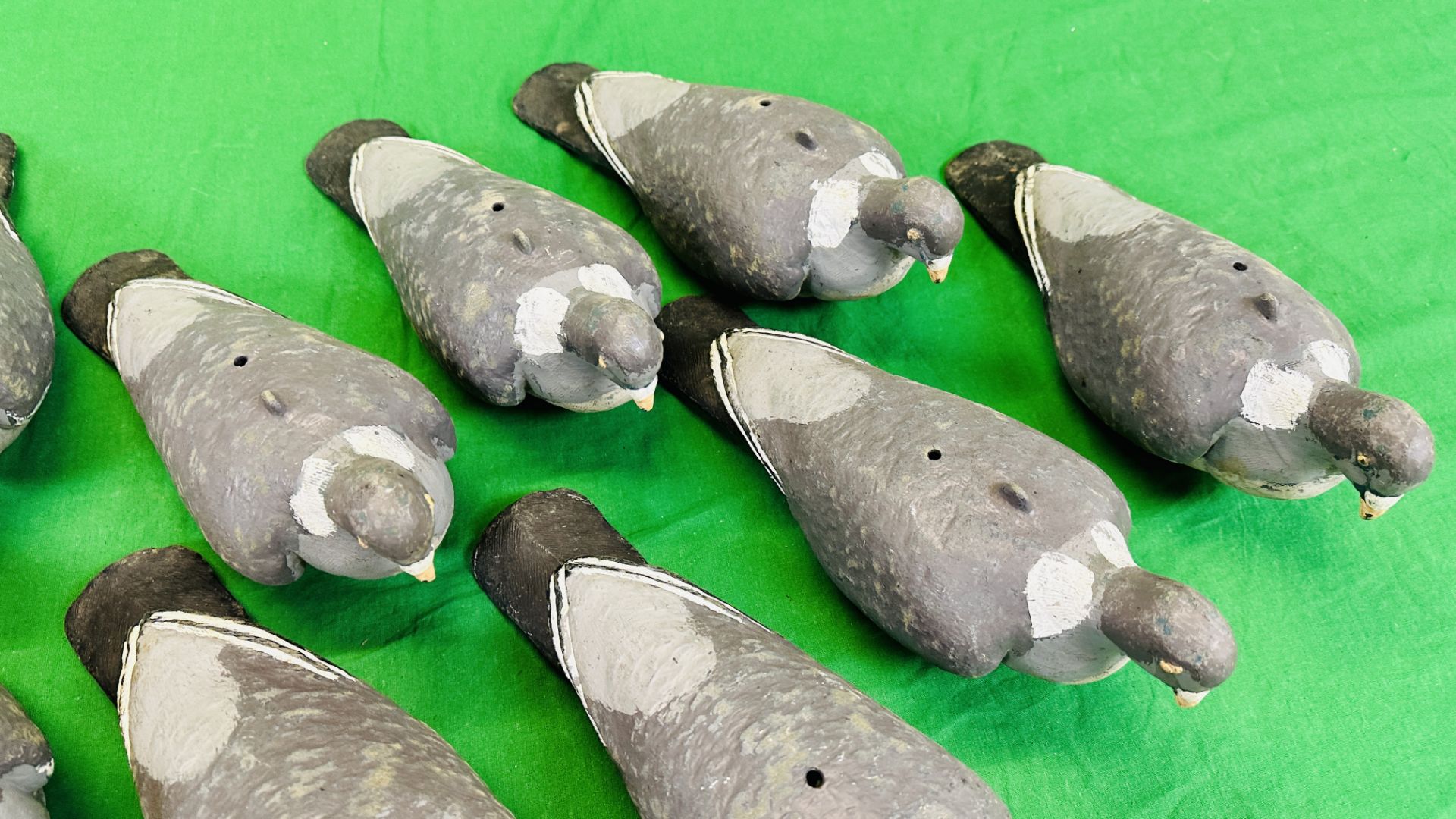 A CAMOUFLAGE HOLD-ALL CONTAINING 10 FLEXI COY PIGEON DECOYS WITH GROUND STAKES. - Bild 5 aus 8