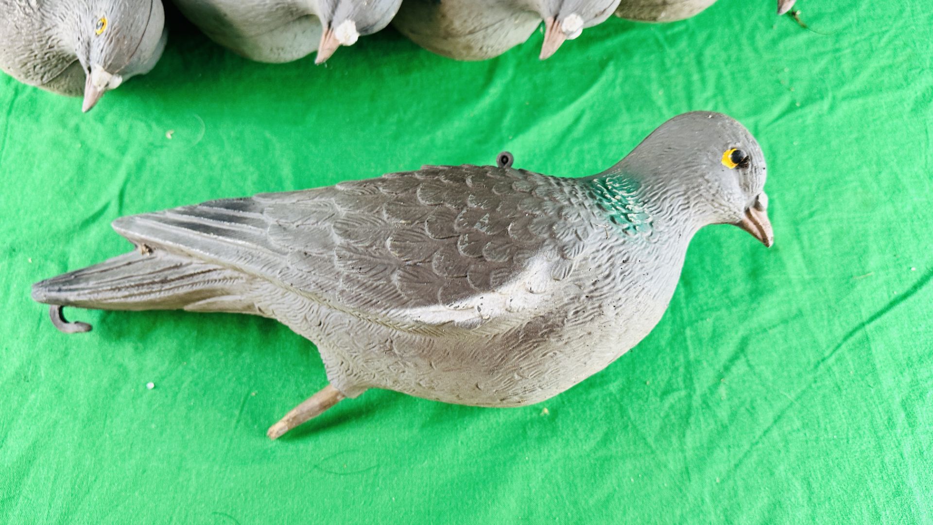 A COLLECTION OF 10 DECOY PIGEONS - Image 3 of 3