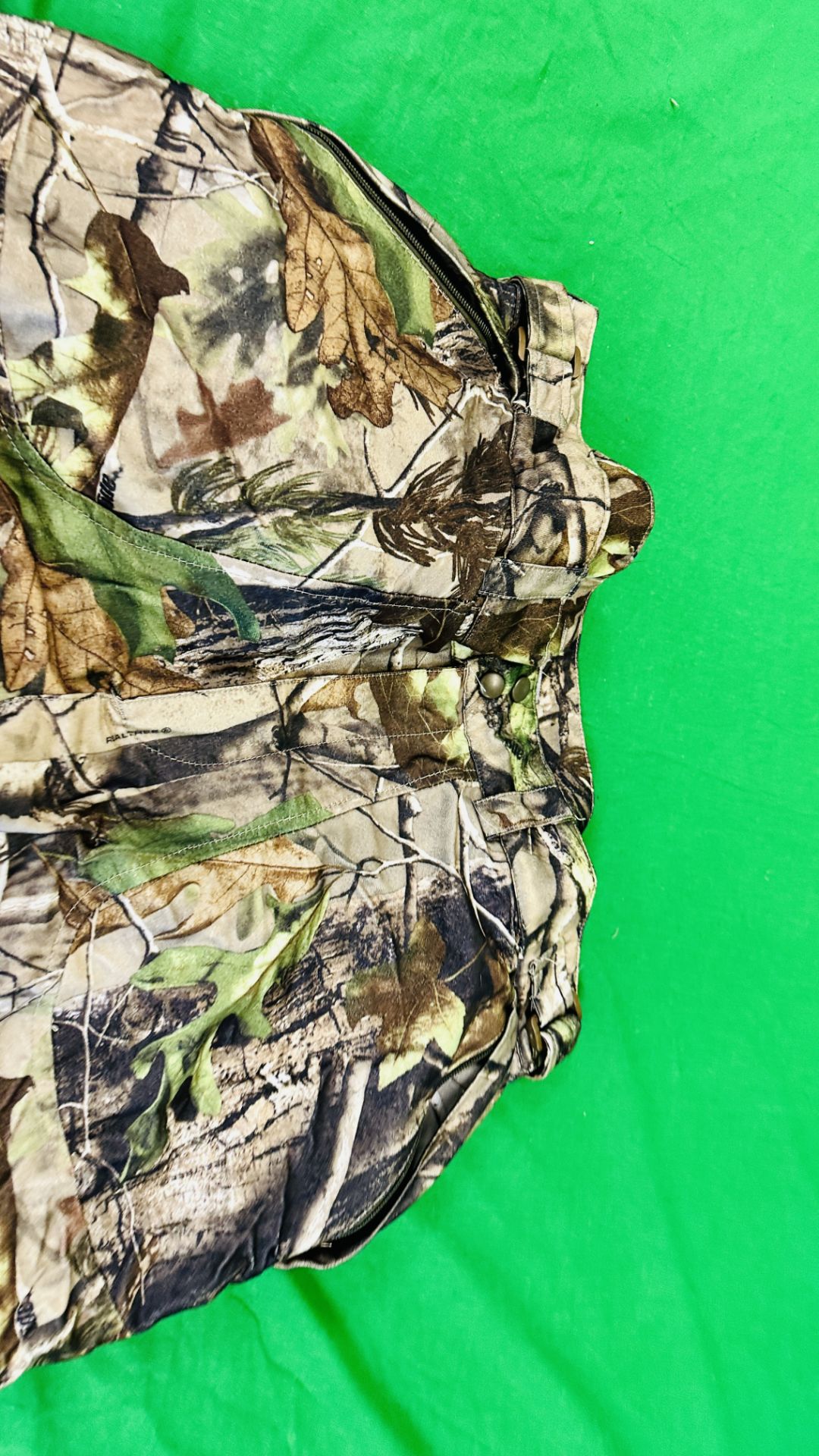 A SOLOGNAC XXL 3 IN 1 CAMOUFLAGE SHOOTING COAT ALONG WITH A PAIR OF MERGER XL CAMOUFLAGE TROUSERS - Bild 21 aus 23