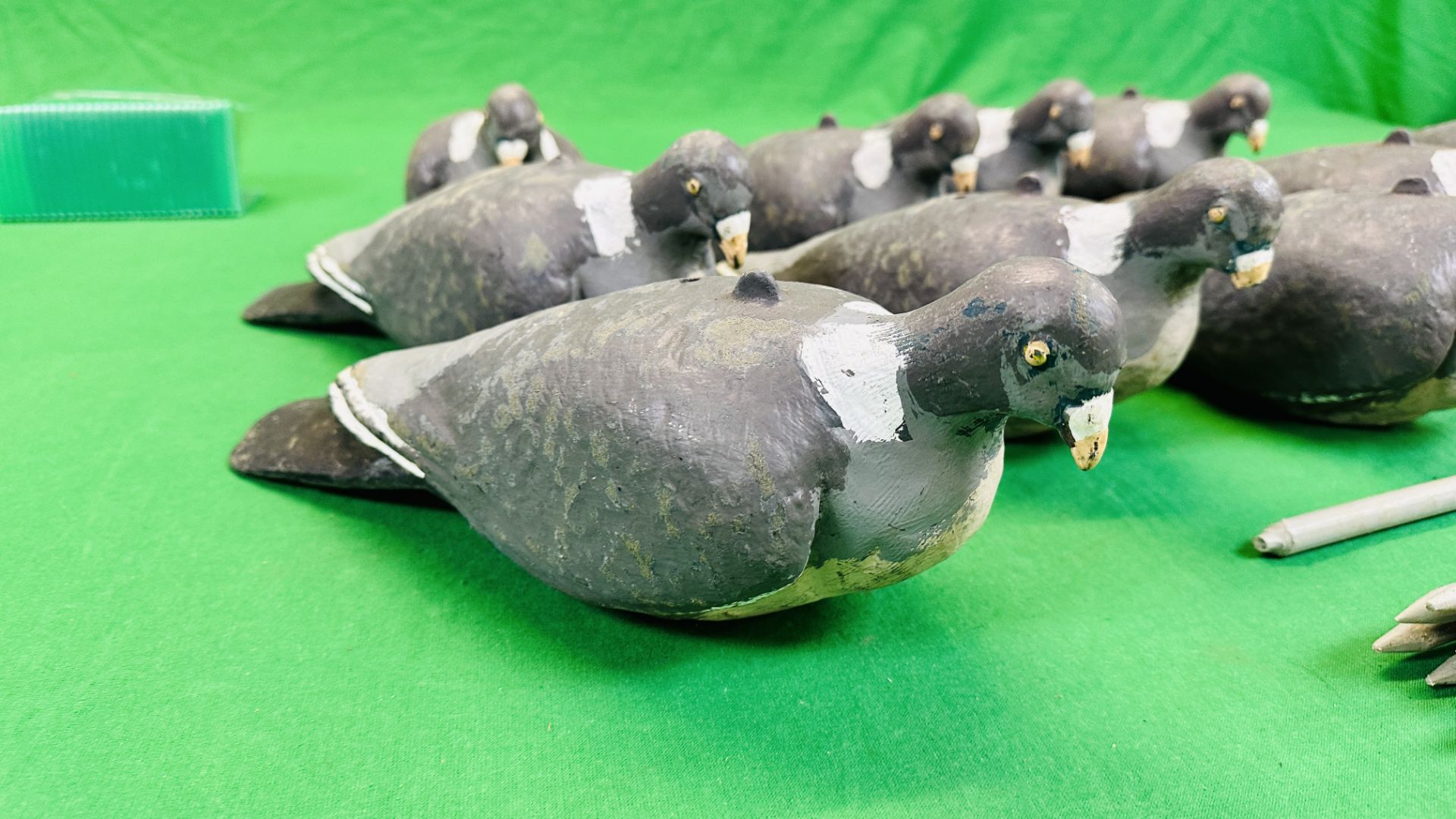 A CAMOUFLAGE HOLD-ALL CONTAINING 10 FLEXI COY PIGEON DECOYS WITH GROUND STAKES. - Bild 2 aus 8