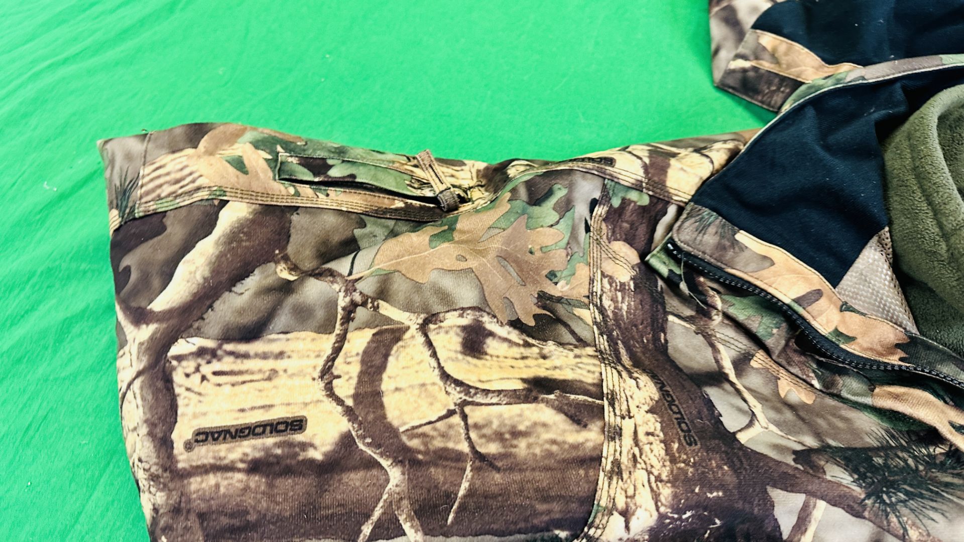 A SOLOGNAC XXL 3 IN 1 CAMOUFLAGE SHOOTING COAT ALONG WITH A PAIR OF MERGER XL CAMOUFLAGE TROUSERS - Bild 18 aus 23