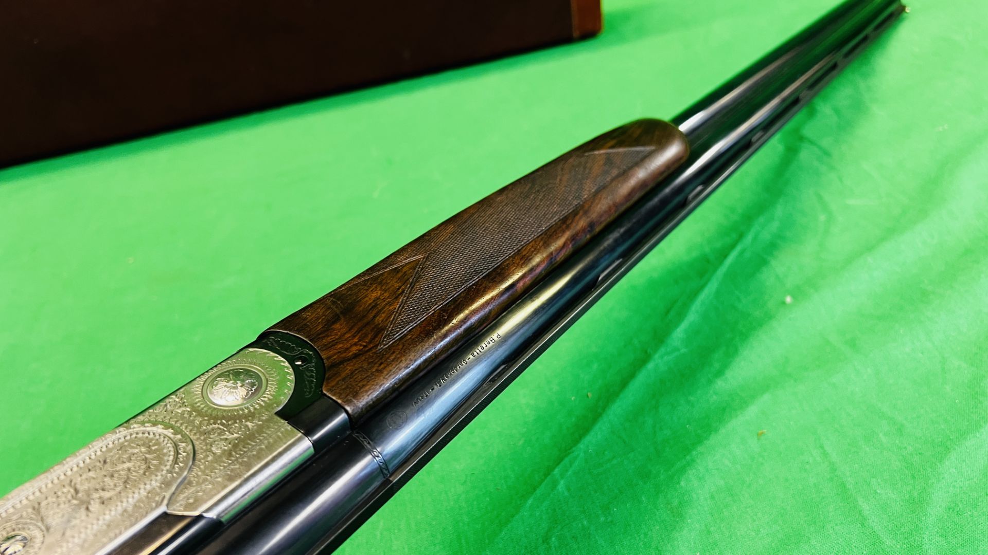 BERETTA 12 BORE OVER AND UNDER SHOTGUN #D48461B, 28" FIXED CHOKE BARRELS, ENGRAVED SIDE PLATE, - Image 25 of 36