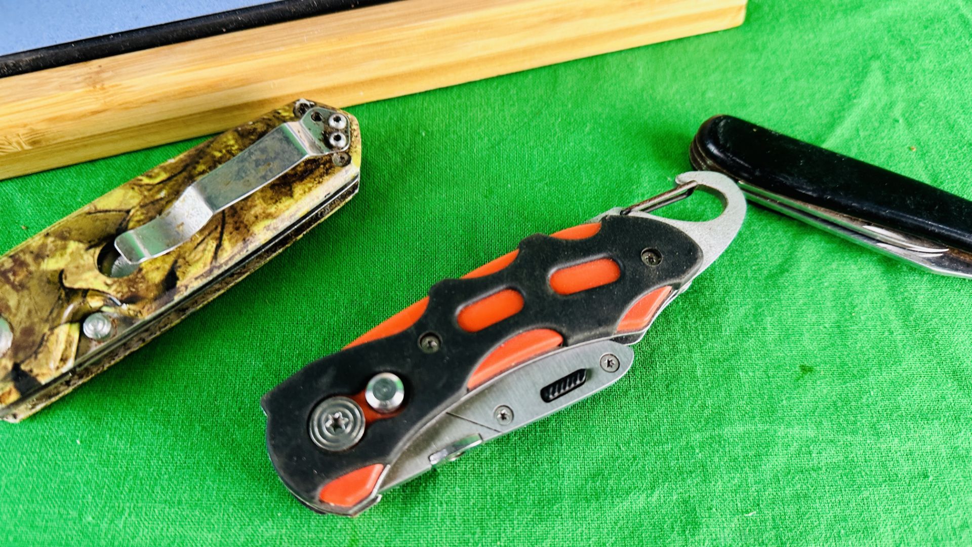 GROUP OF THREE FOLDING POCKET KNIVES AND SHARPENING BLOCK - NO POSTAGE OR PACKING AVAILABLE - Bild 2 aus 7